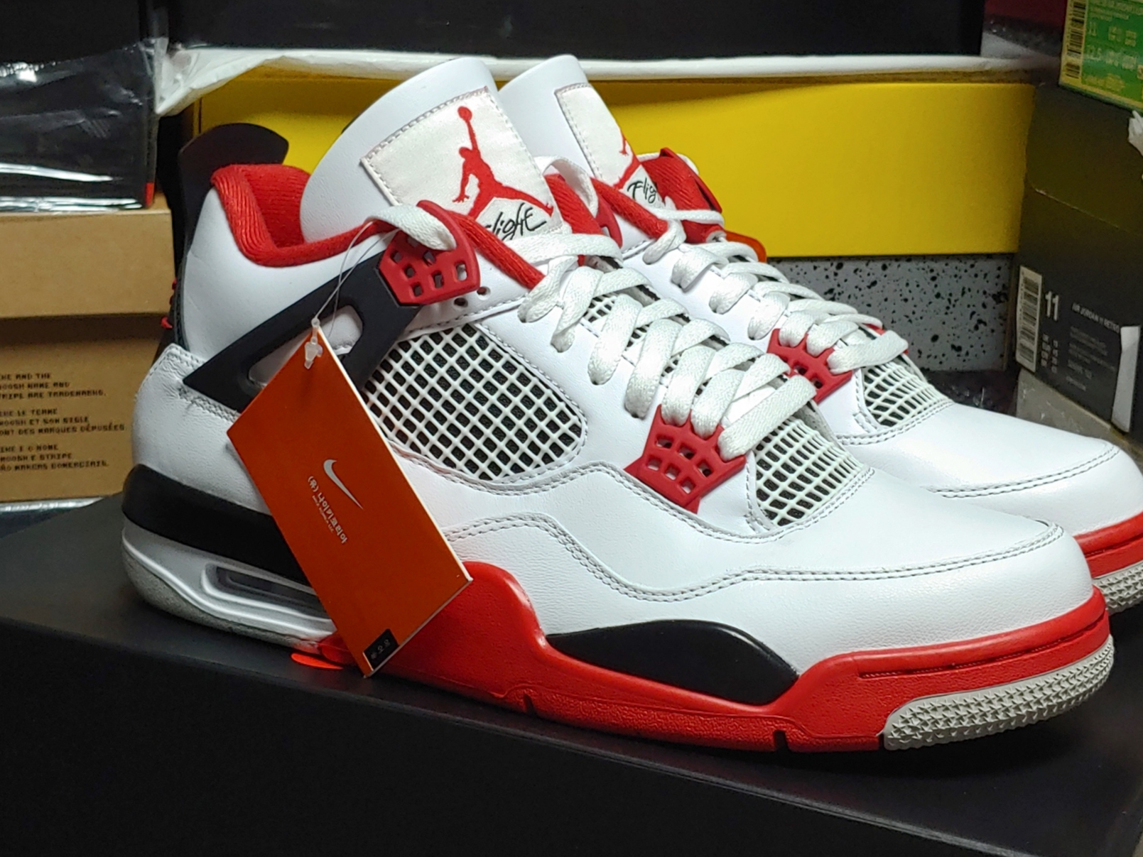Jordan 4 Retro OG Fire Red 2020 착용 스타일 - 1
