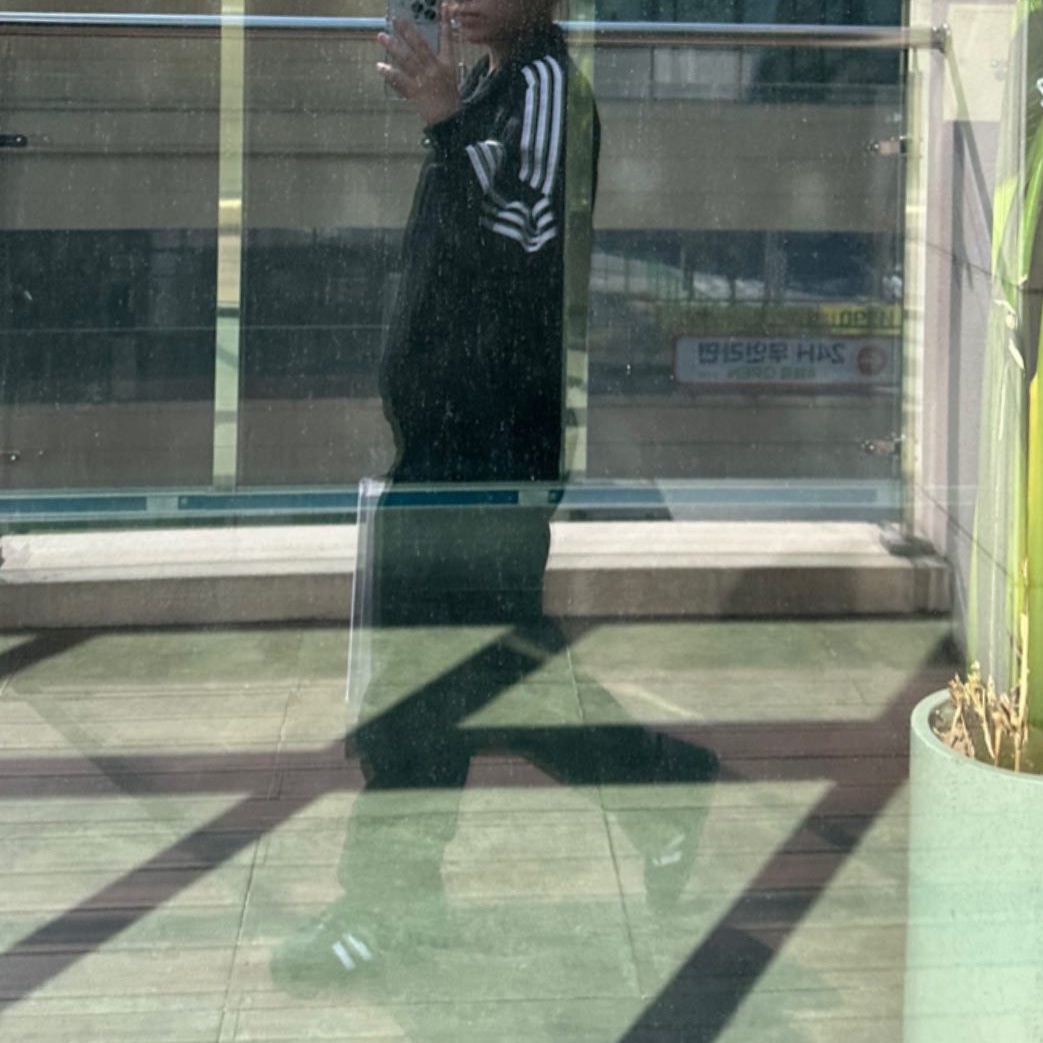 Adidas Superstar Core Black White 착용 스타일