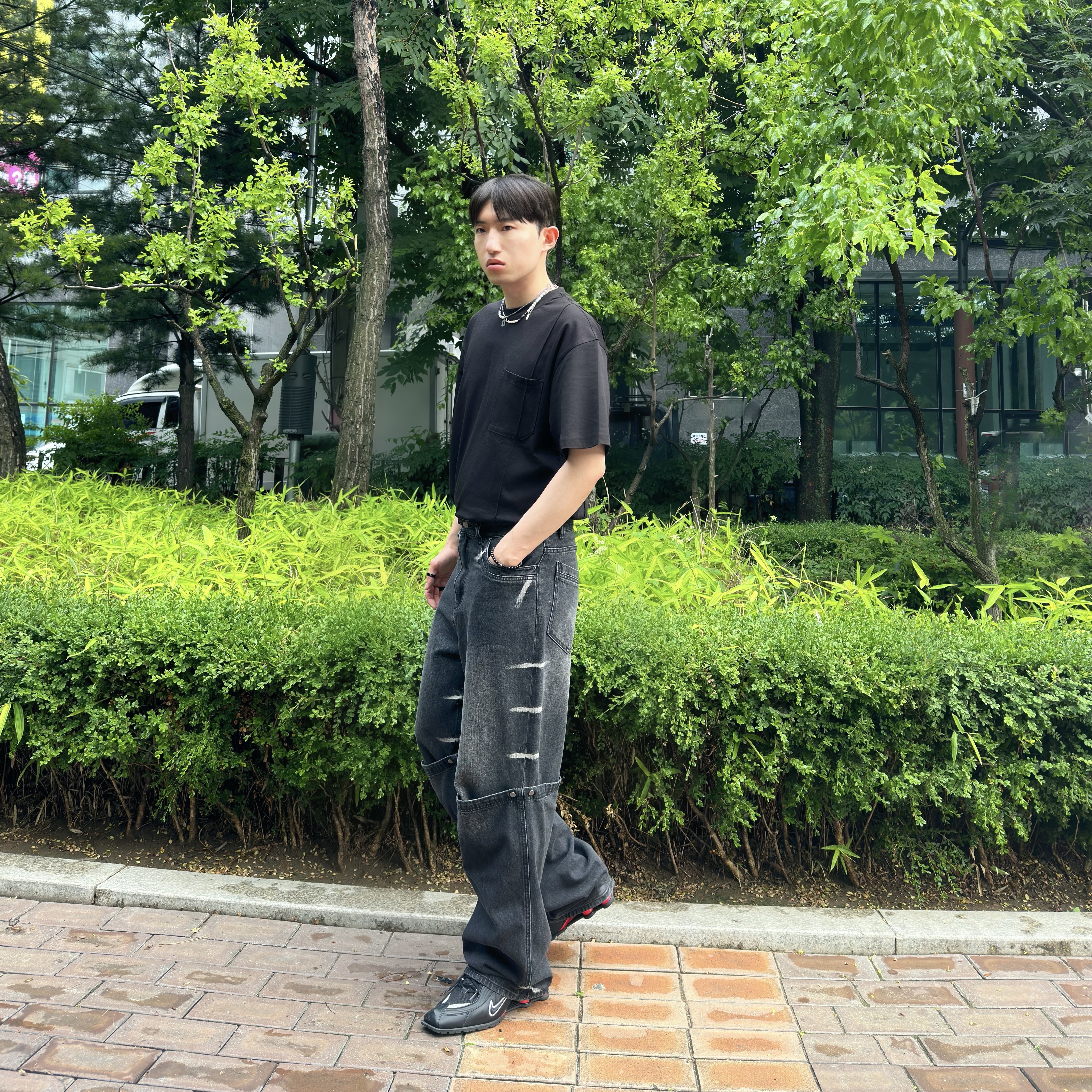 Nike x Martine Rose Shox MR4 Black 착용 스타일 - 2