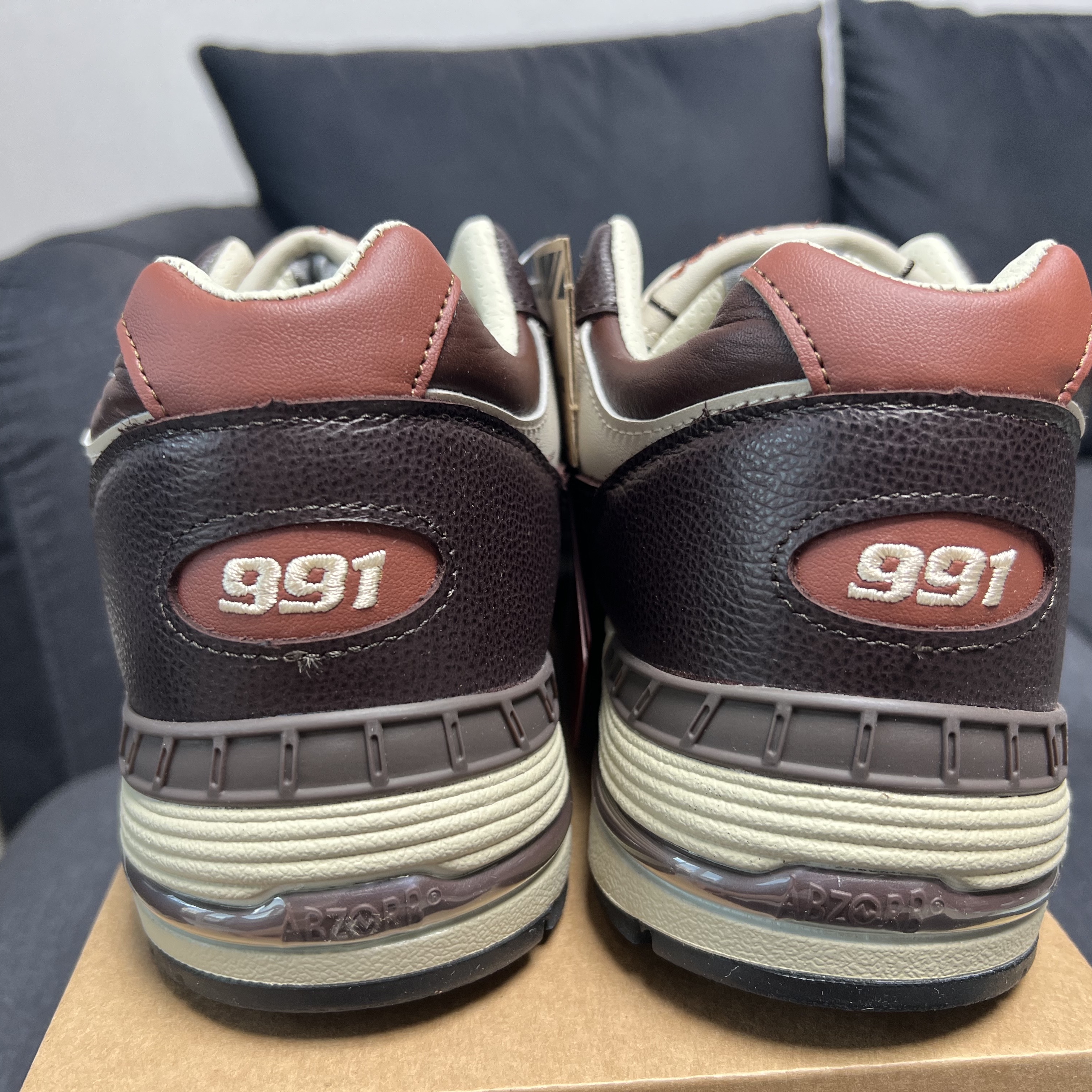 뉴발란스 991 메이드 인 UK 어스 프렌치 로스트 착용 스타일 - 3