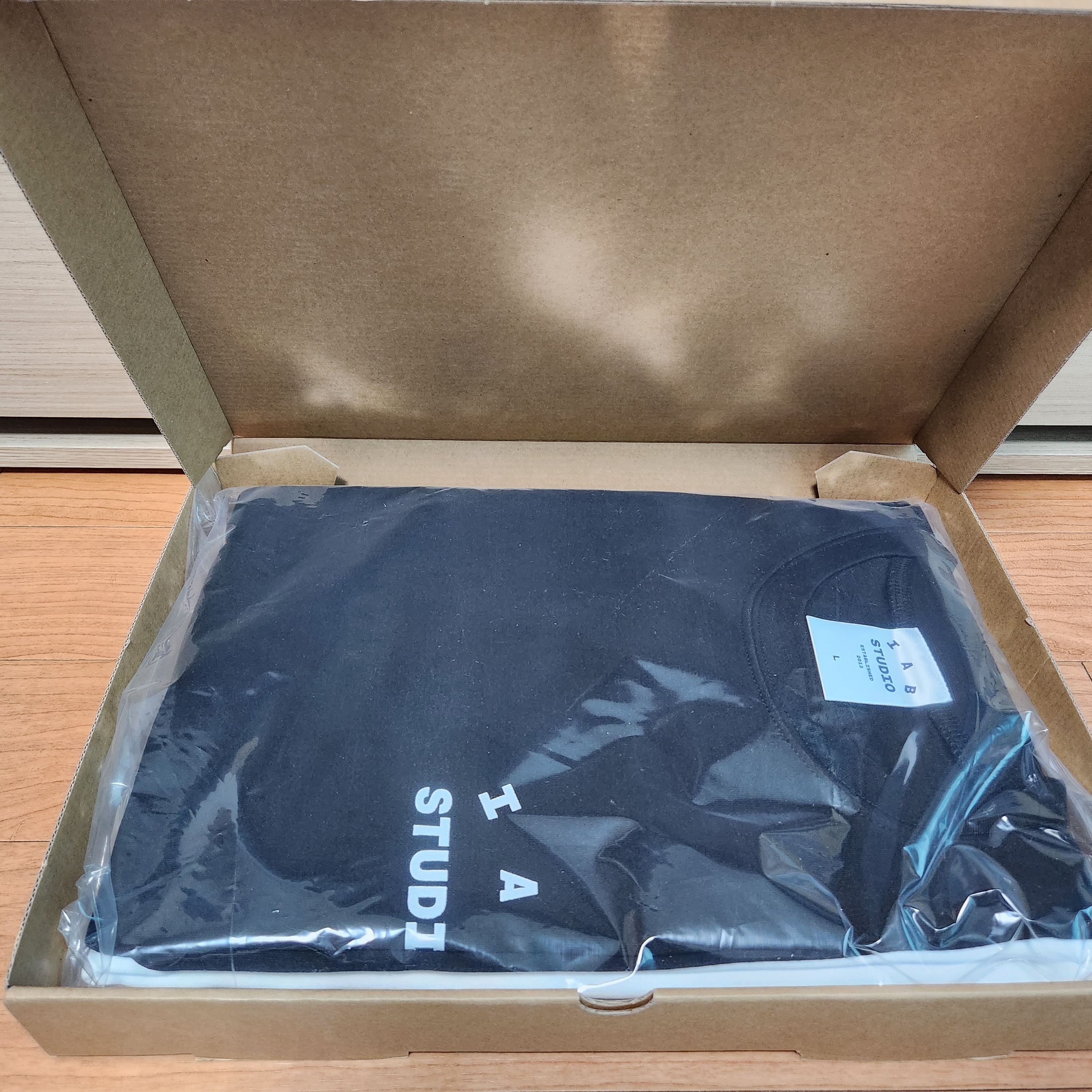 IAB Studio 10th Anniversary T-Shirts Pack White & Black (2 Pack) 착용 스타일 - 3