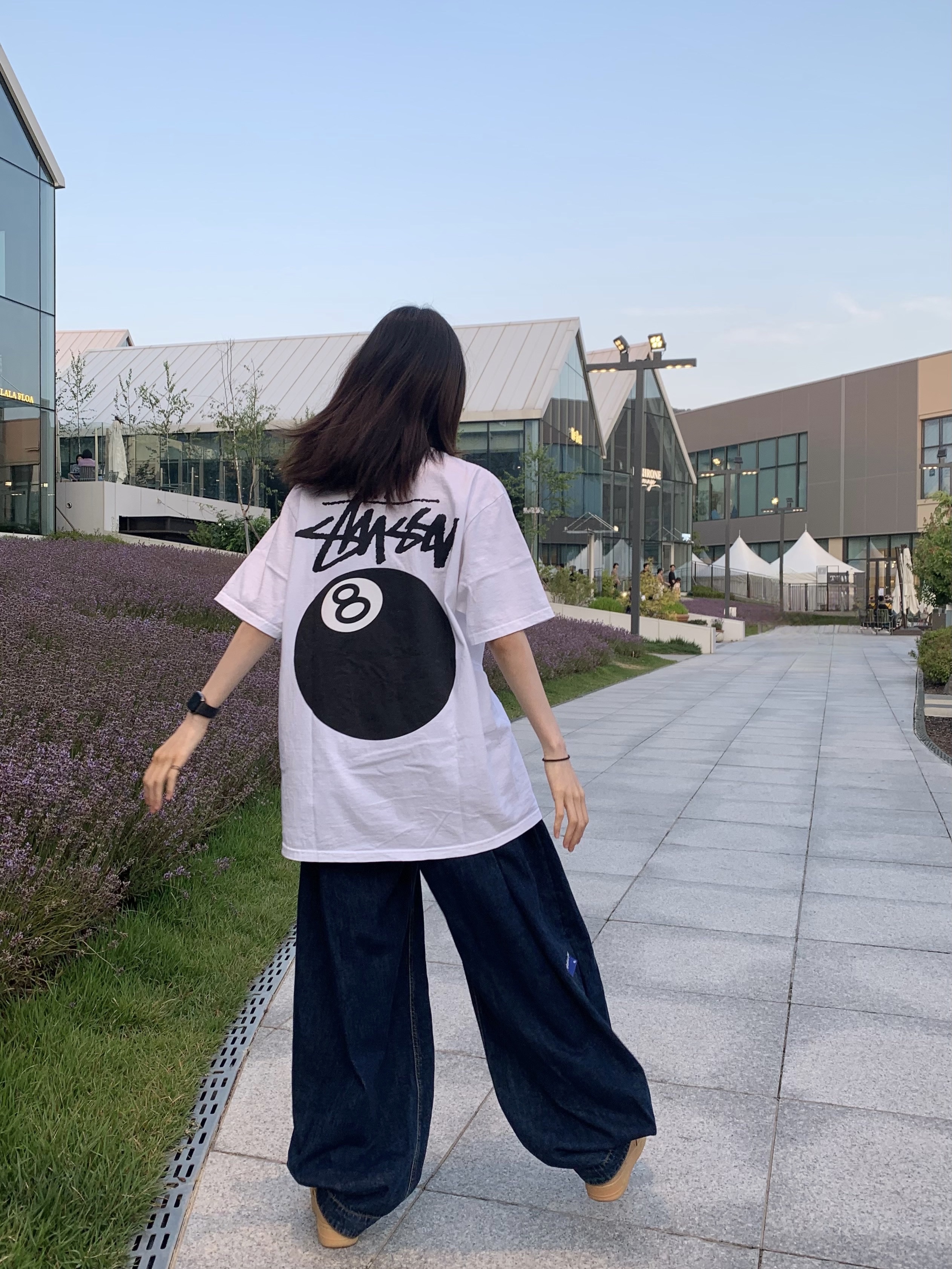 Stussy 8 Ball T-Shirt White - 22SS, Zara x Ader Error Wide Leg Jeans Blue 착용 스타일 - 1