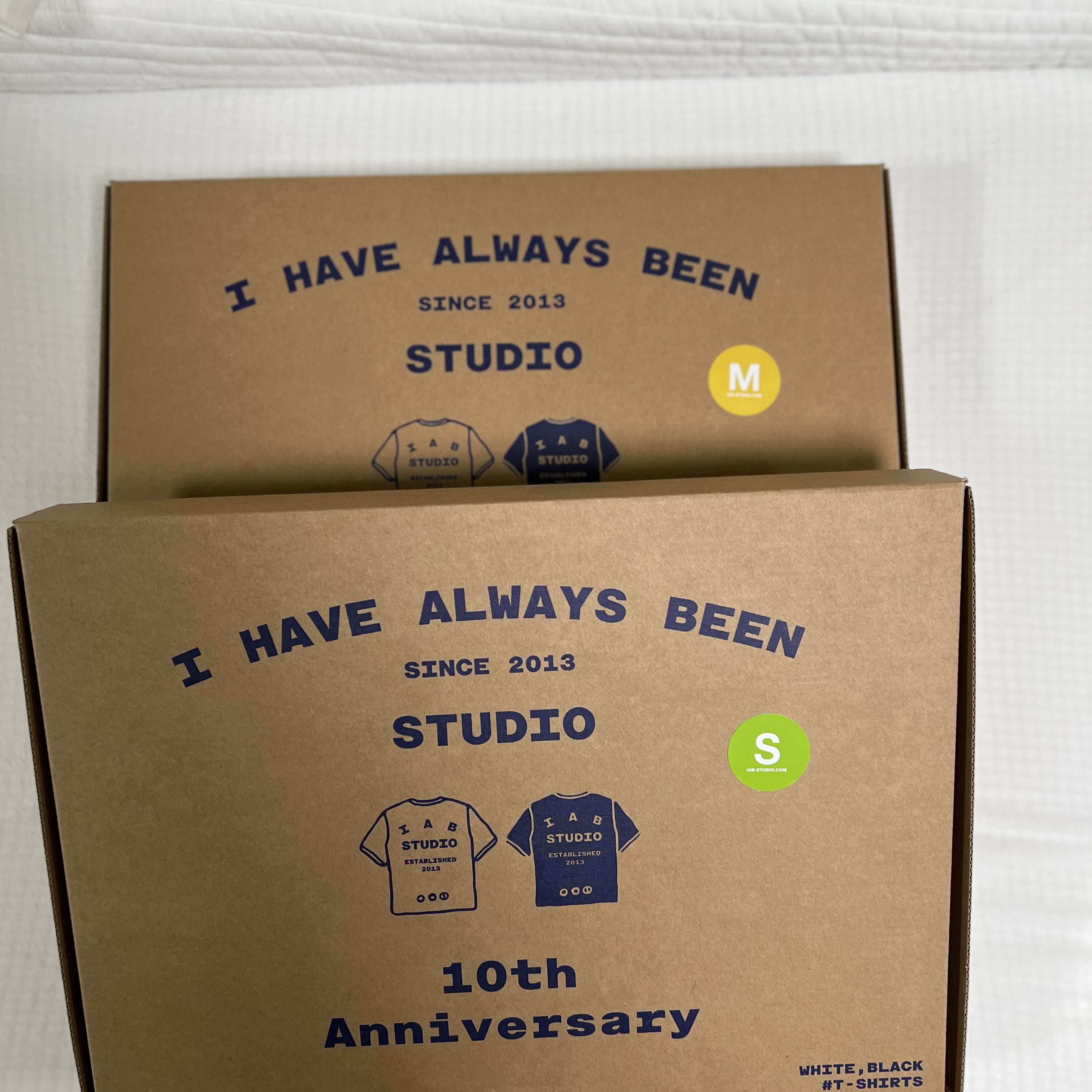IAB Studio 10th Anniversary T-Shirts Pack White & Black (2 Pack) 착용 스타일 - 1
