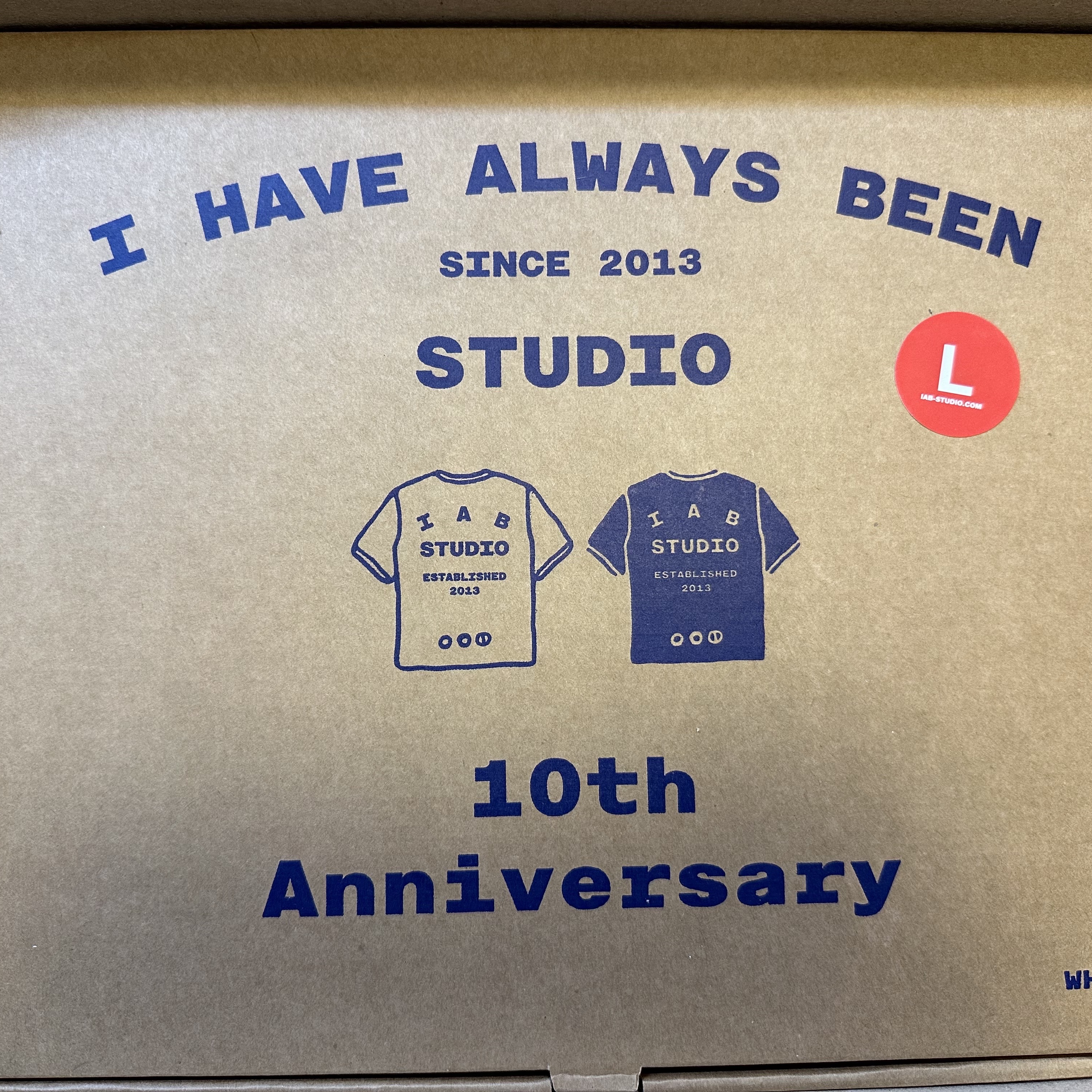 IAB Studio 10th Anniversary T-Shirts Pack White & Black (2 Pack) 착용 스타일