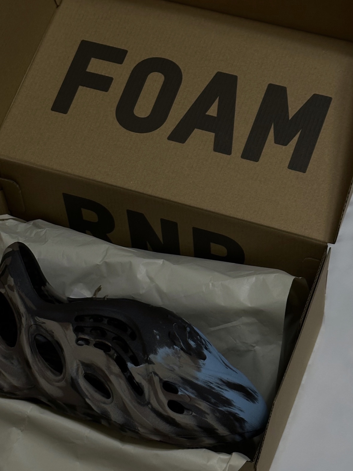 Adidas Yeezy Foam RNNR MX Cinder 착용 스타일