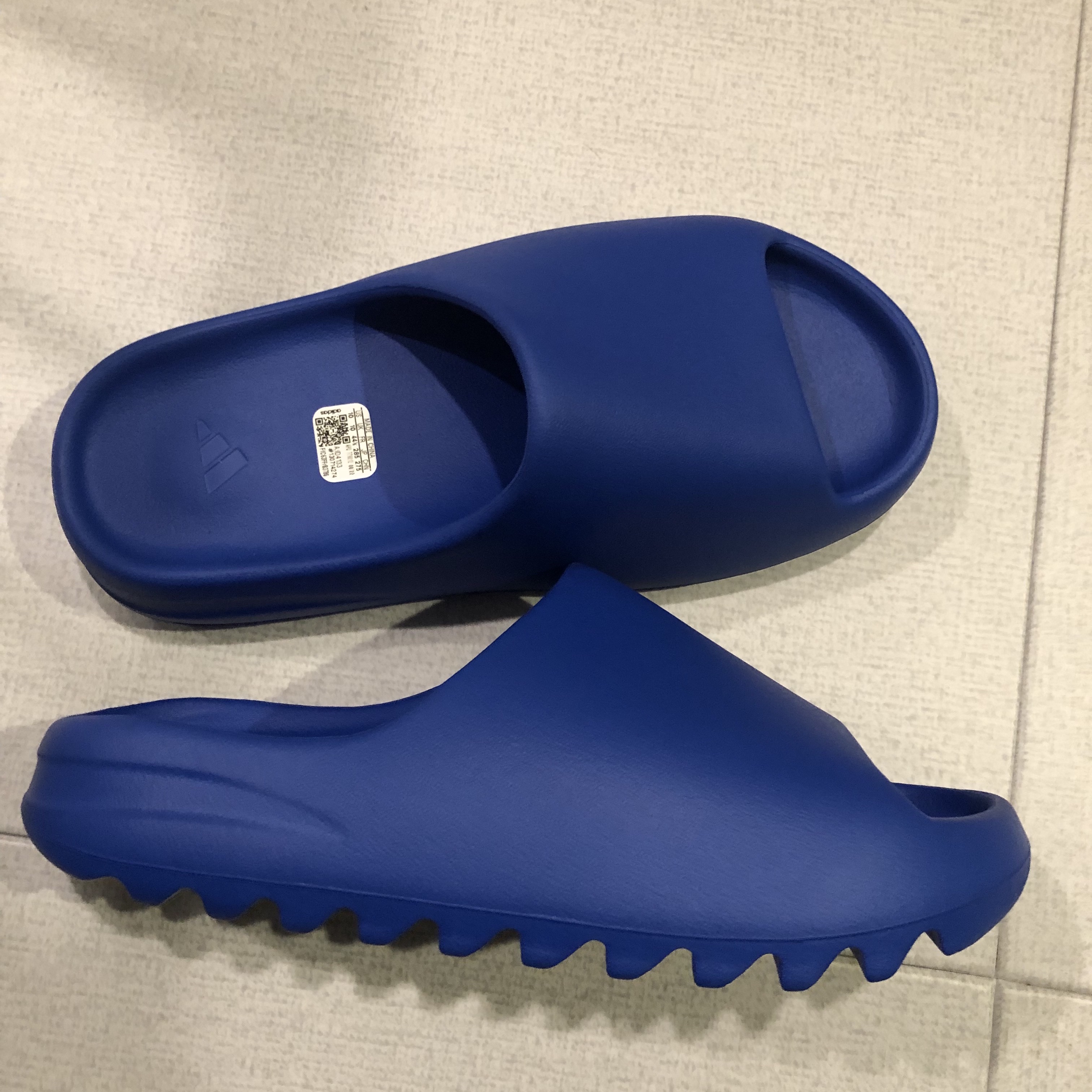 Adidas Yeezy Slide Azure 착용 스타일