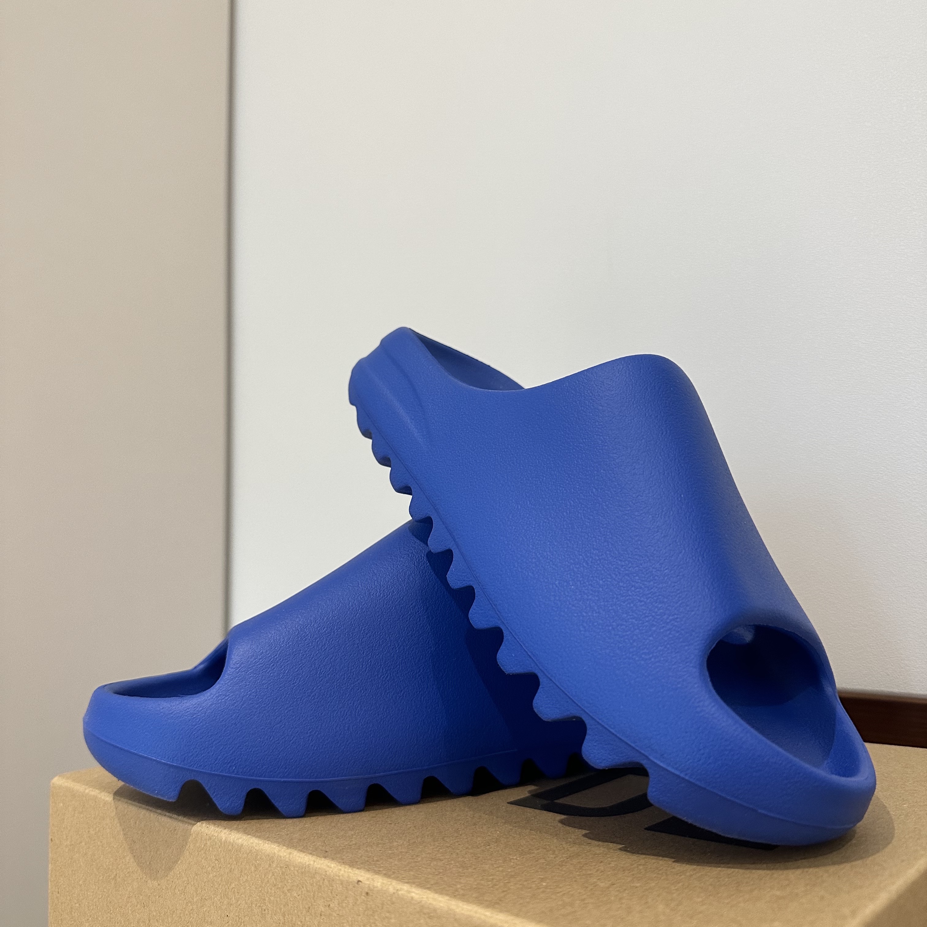 Adidas Yeezy Slide Azure 착용 스타일 - 2