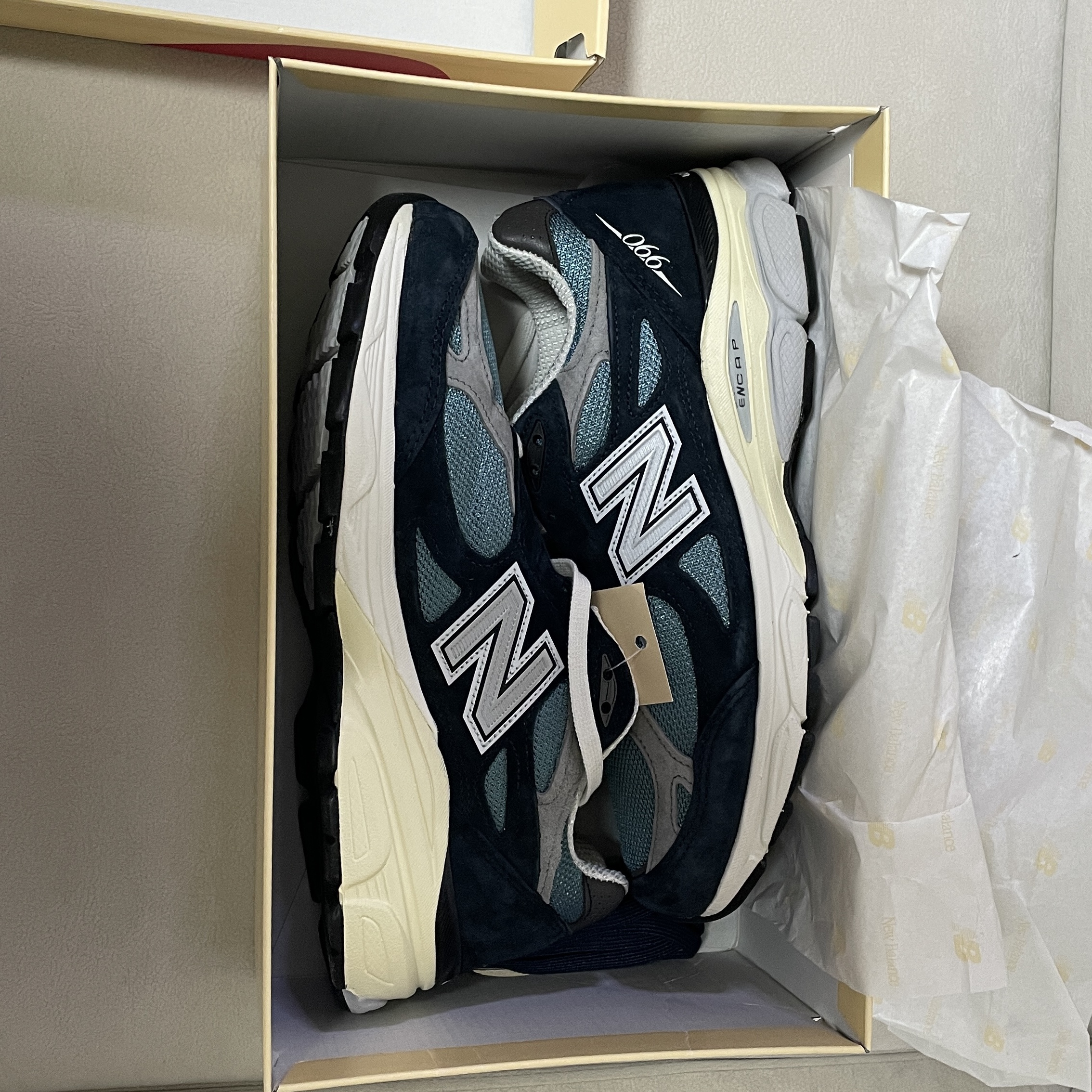 New Balance 990v3 Made in USA Navy Spring Tide 착용 스타일 - 2