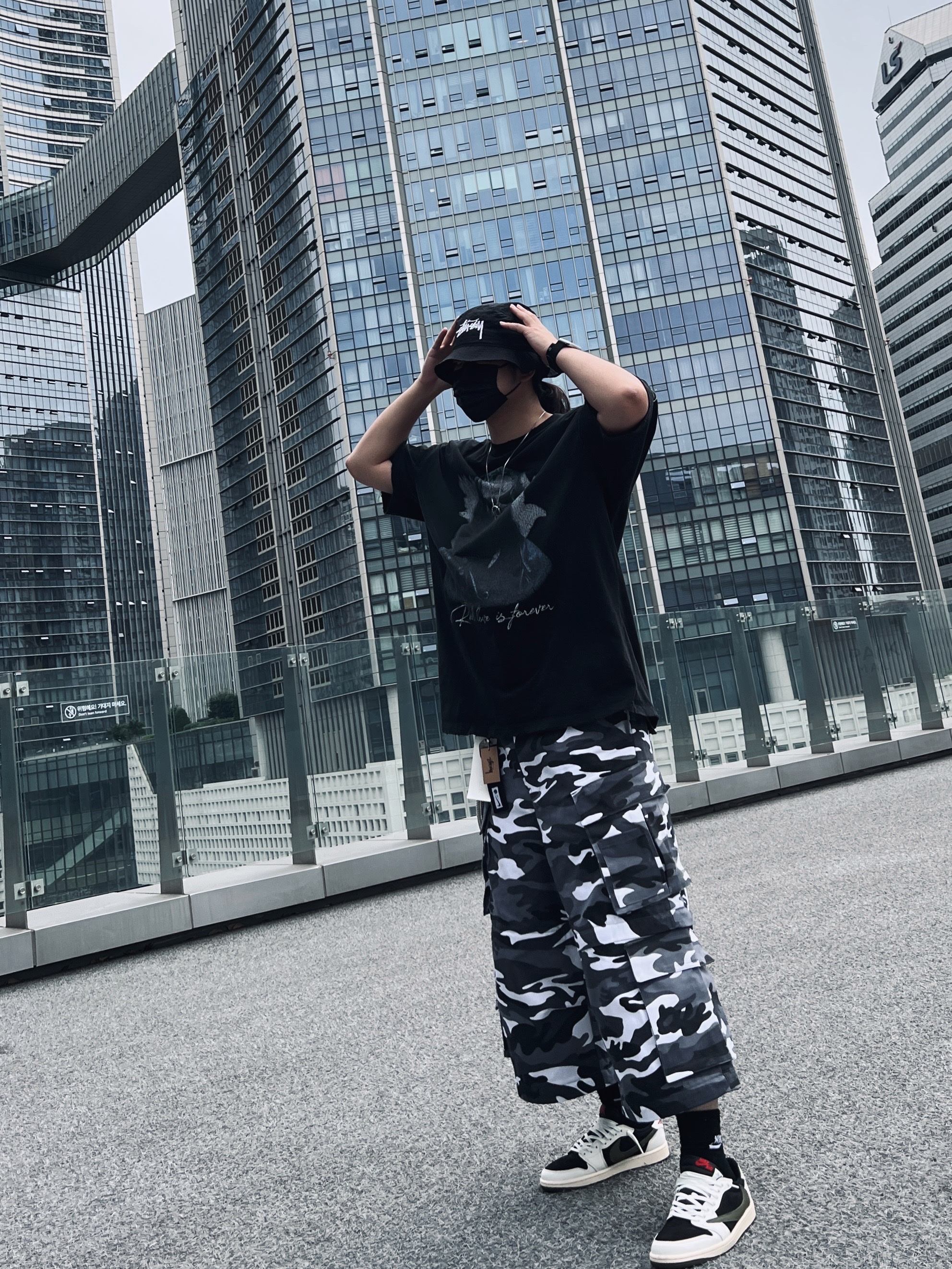 (W) Jordan 1 x Travis Scott Retro Low OG SP Medium Olive, Nike x Stussy Bucket Hat Black 착용 스타일 - 2