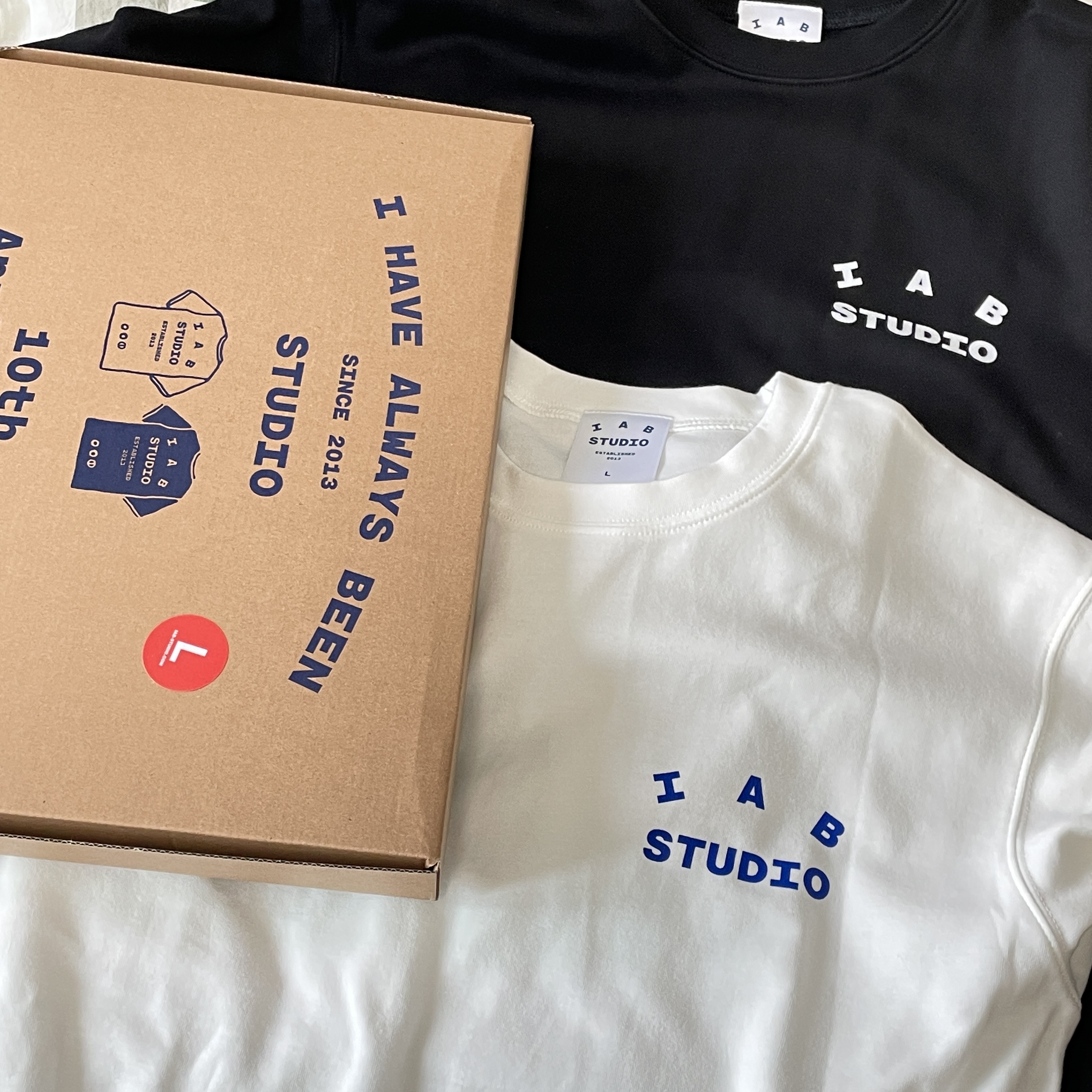 IAB Studio 10th Anniversary T-Shirts Pack White & Black (2 Pack) 착용 스타일