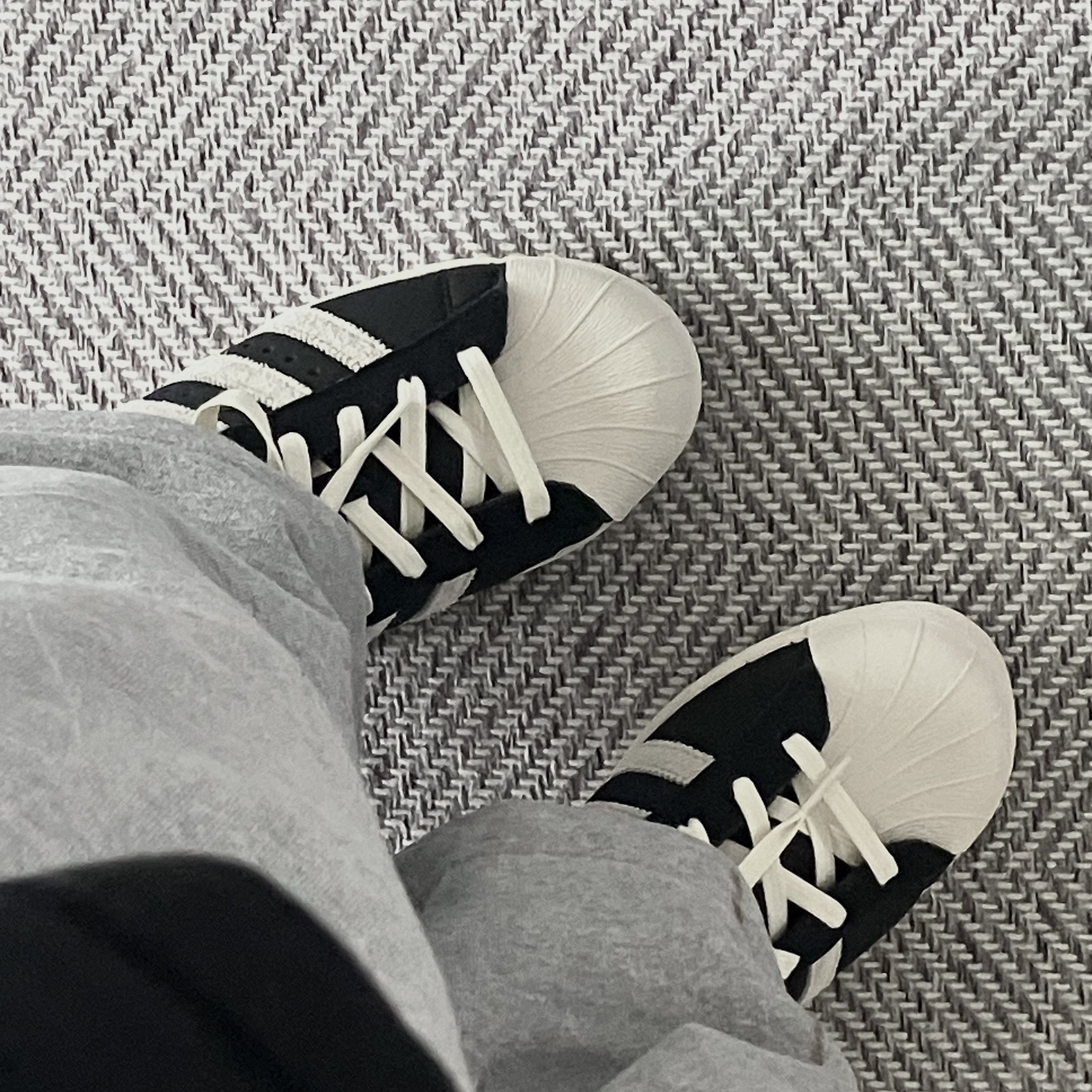 Adidas Superstar 82 Black White 착용 스타일