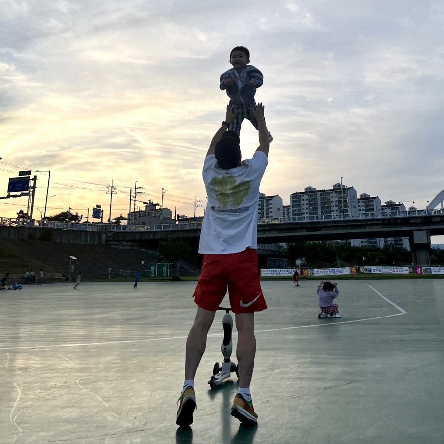 Nike x Stussy Water Shorts Habanero Red, Nike x Sacai LDWaffle Green Multi 착용 스타일