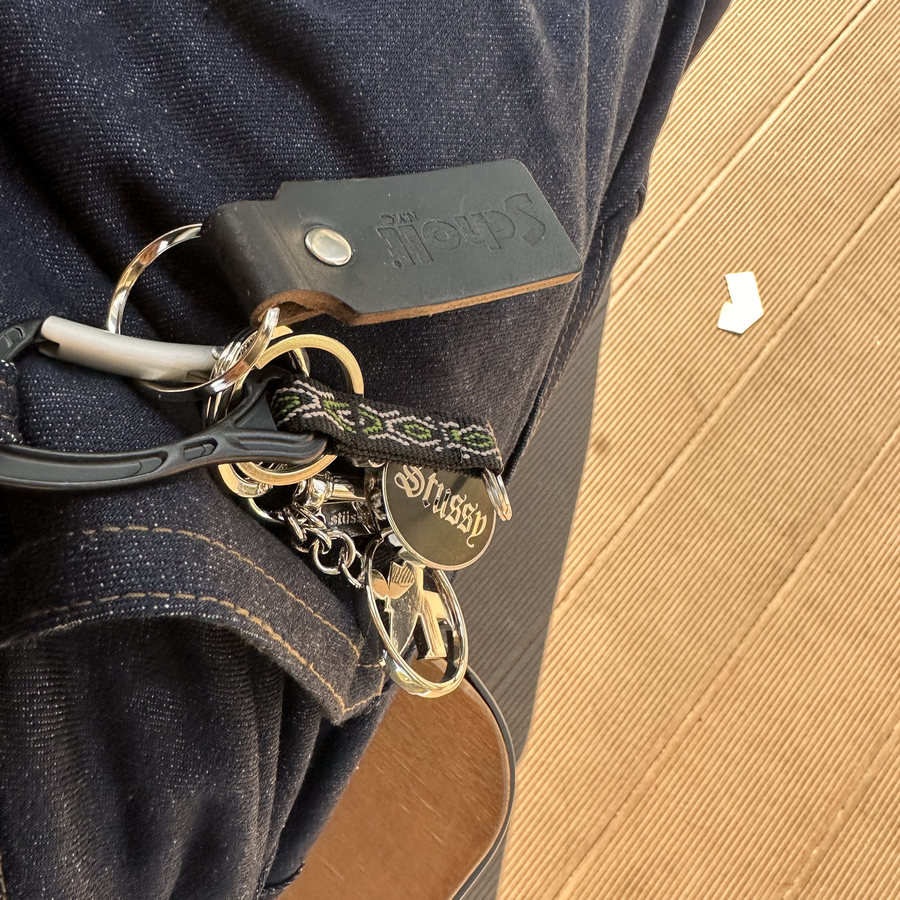 Stussy Surfman Keychain Silver, Stussy O.E. Badge Keychain 착용 스타일 - 1