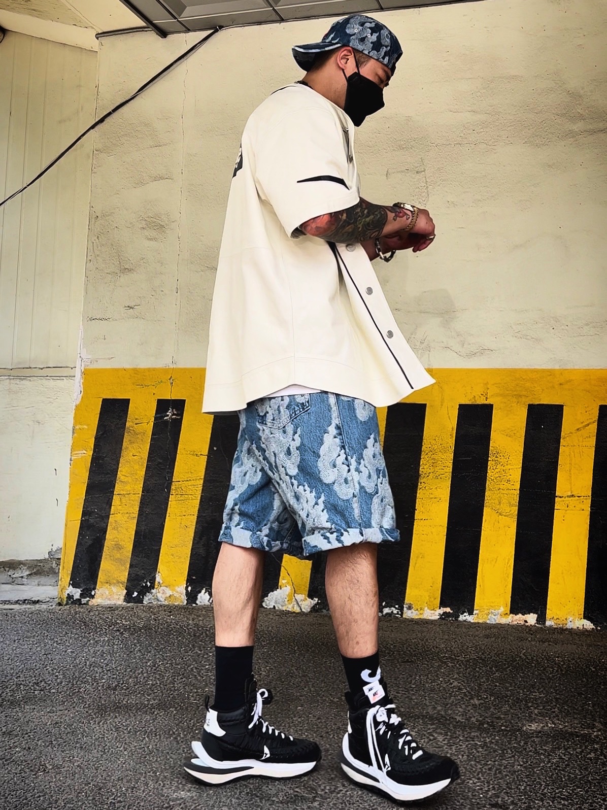 Supreme Flames Jacquard Denim Camp Cap Washed Indigo - 23SS, Supreme Flames Jacquard Baggy Denim Shorts Washed Indigo - 23SS 착용 스타일 - 2