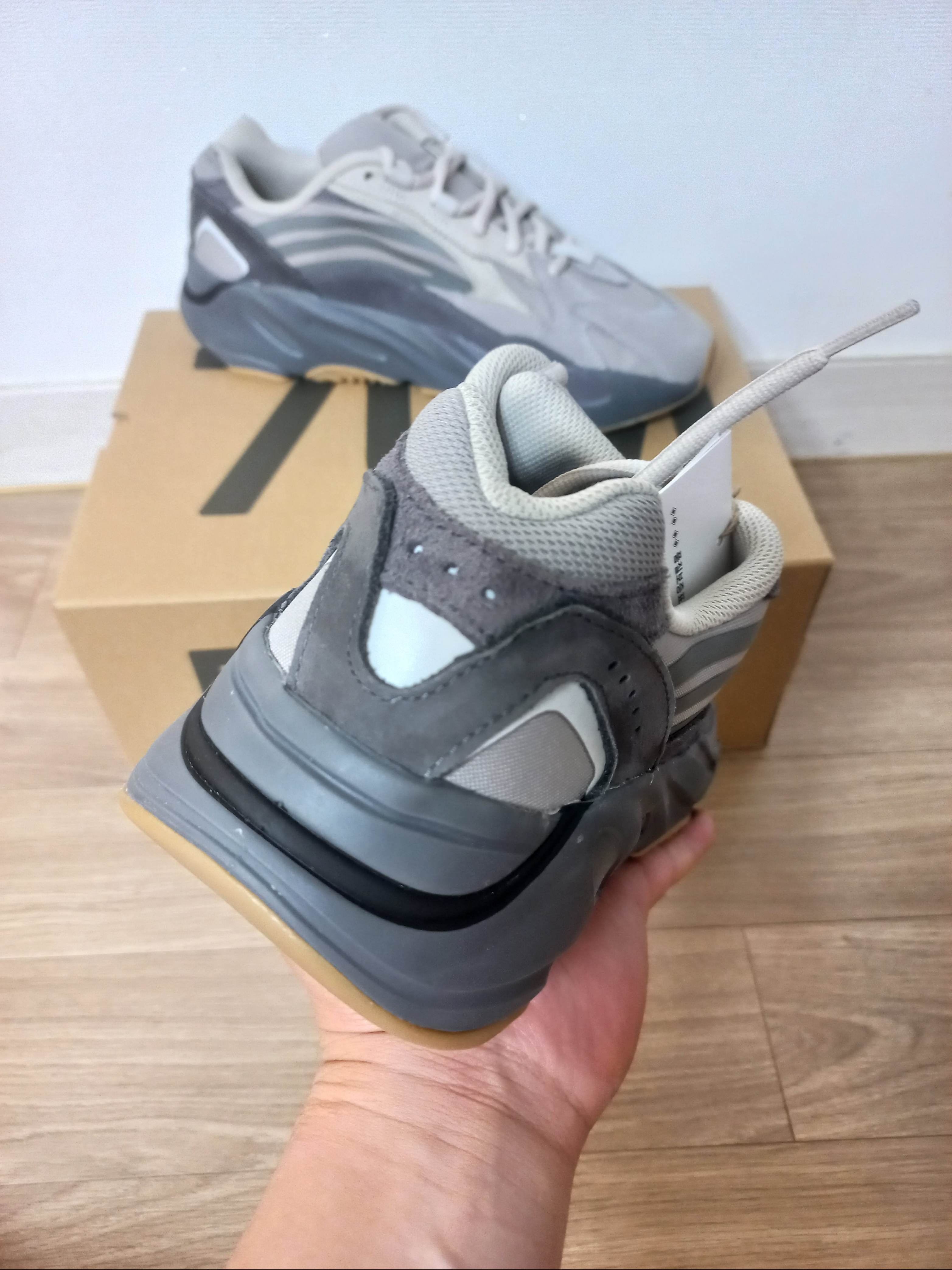 Adidas Yeezy Boost 700 V2 Tephra 2023 착용 스타일 - 2