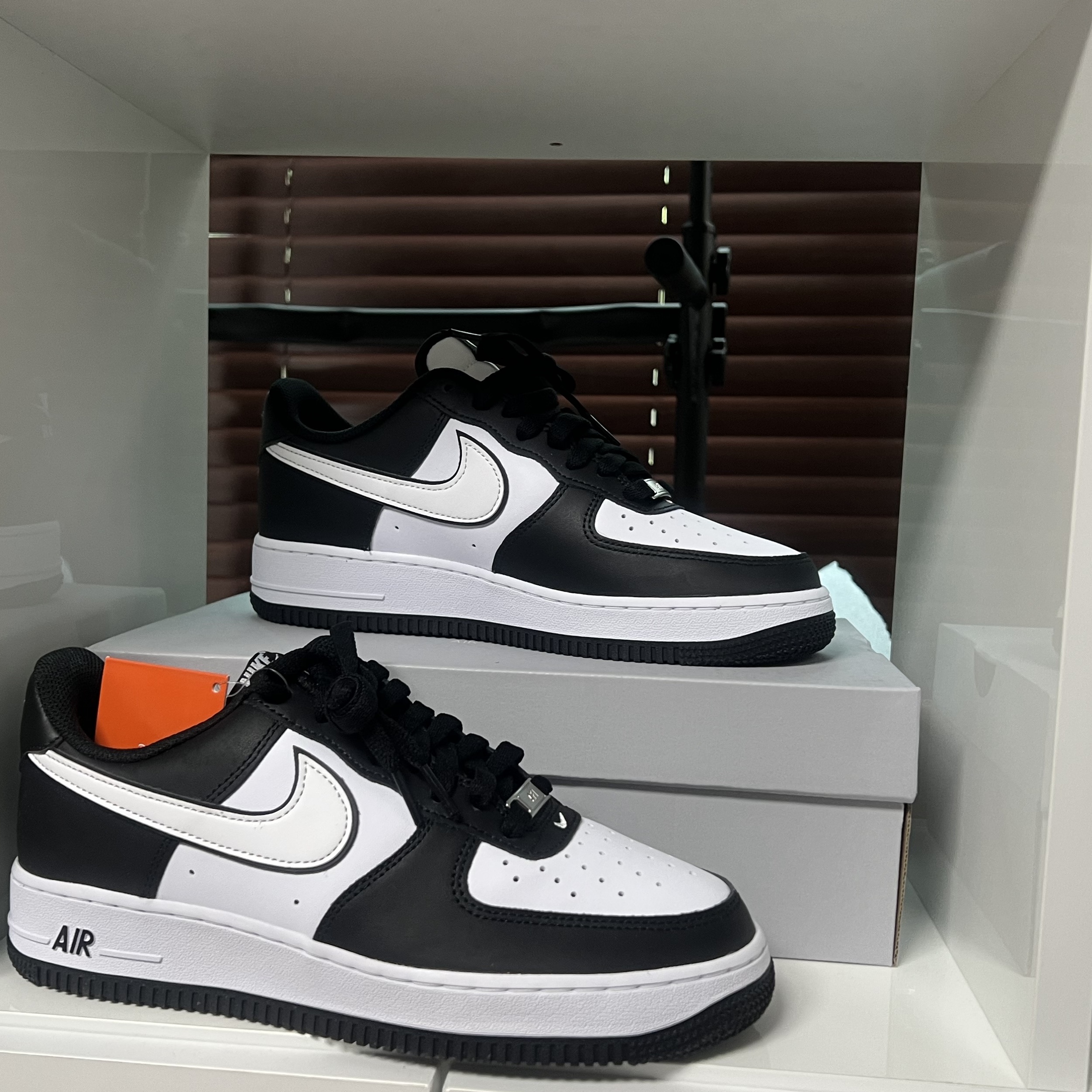 Nike Air Force 1 '07 Black White 착용 스타일 - 1