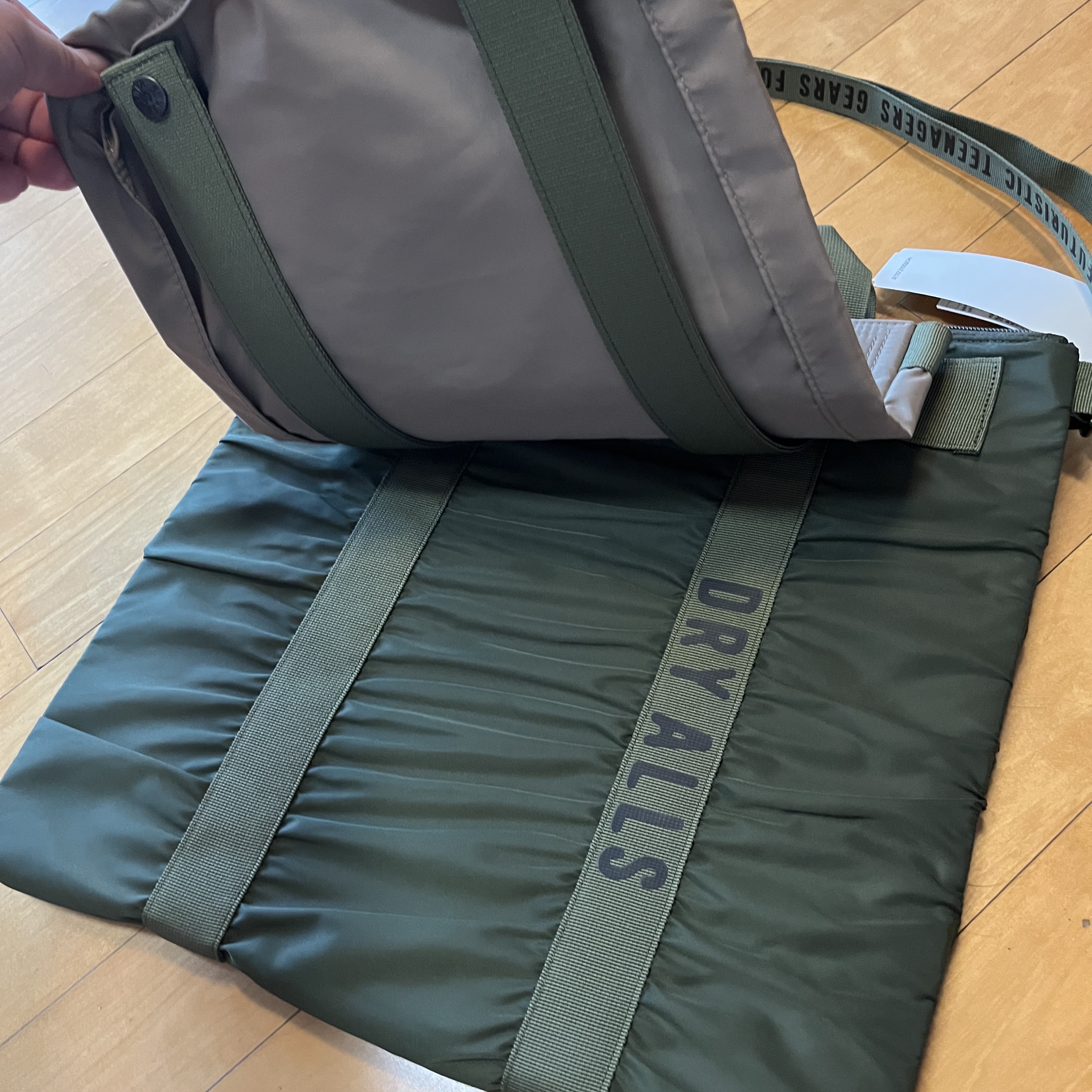 Human Made Helmet Bag Olive Drab 착용 스타일 - 3
