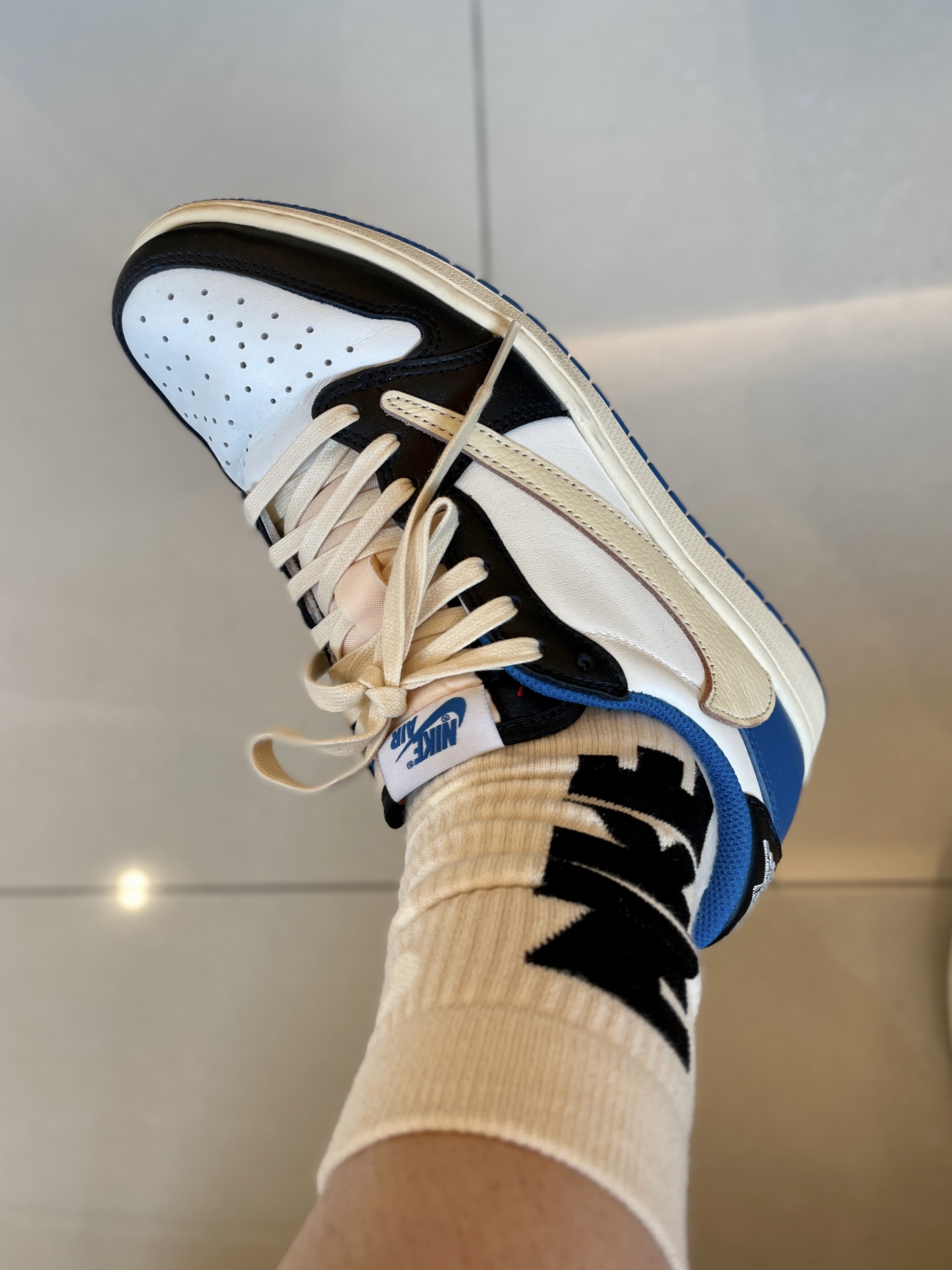 Jordan 1 x Travis Scott x Fragment Retro Low OG SP Military Blue 착용 스타일