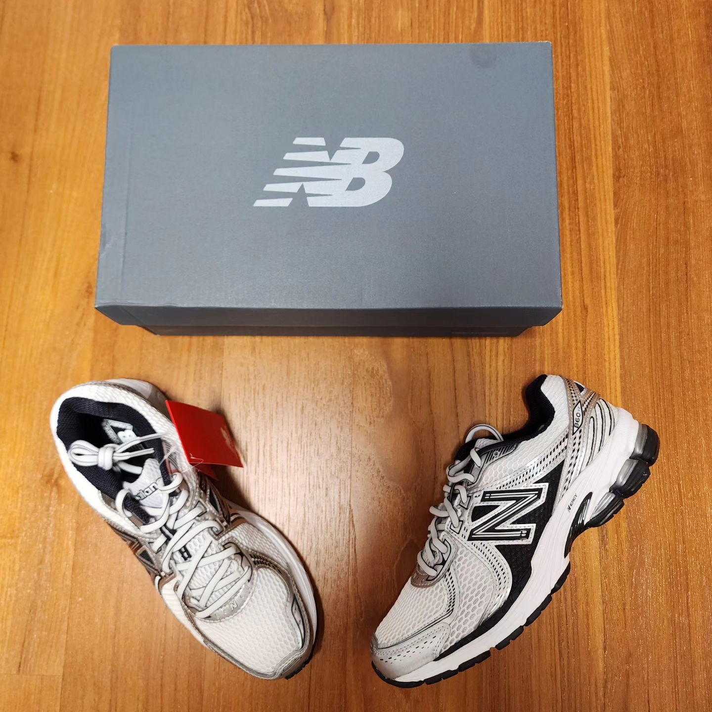 New Balance 860v2 White Black 착용 스타일 - 2