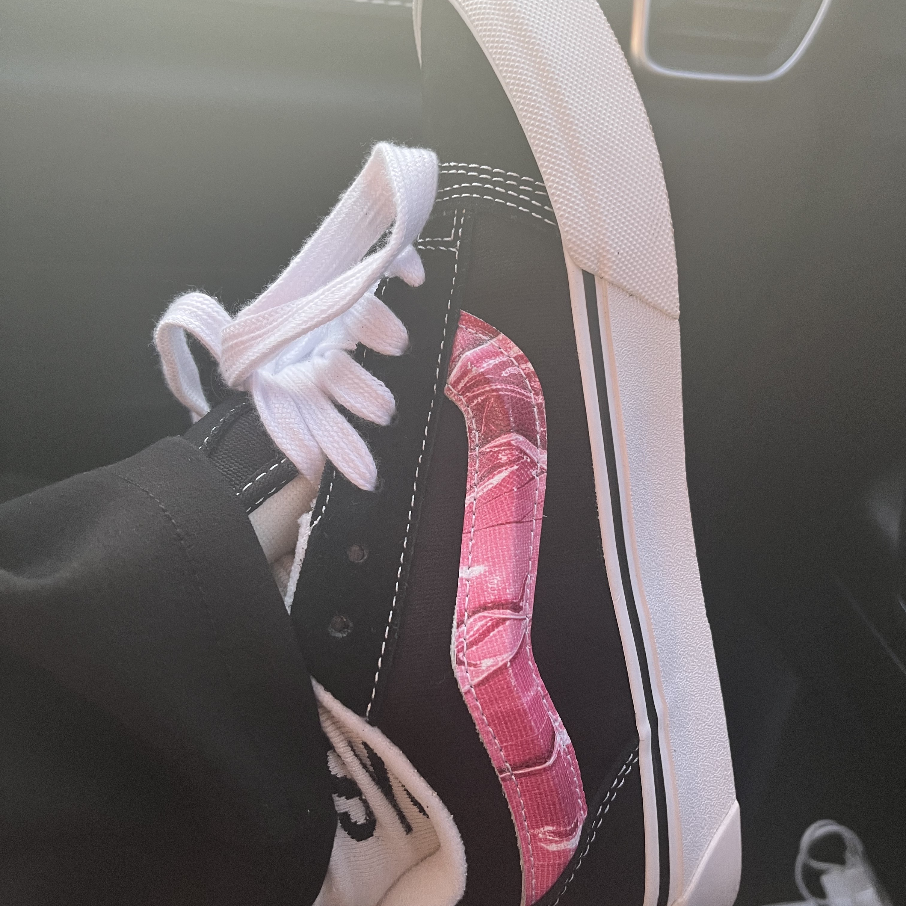 Vans x Peaches. Knu-Skool Black Pink 착용 스타일