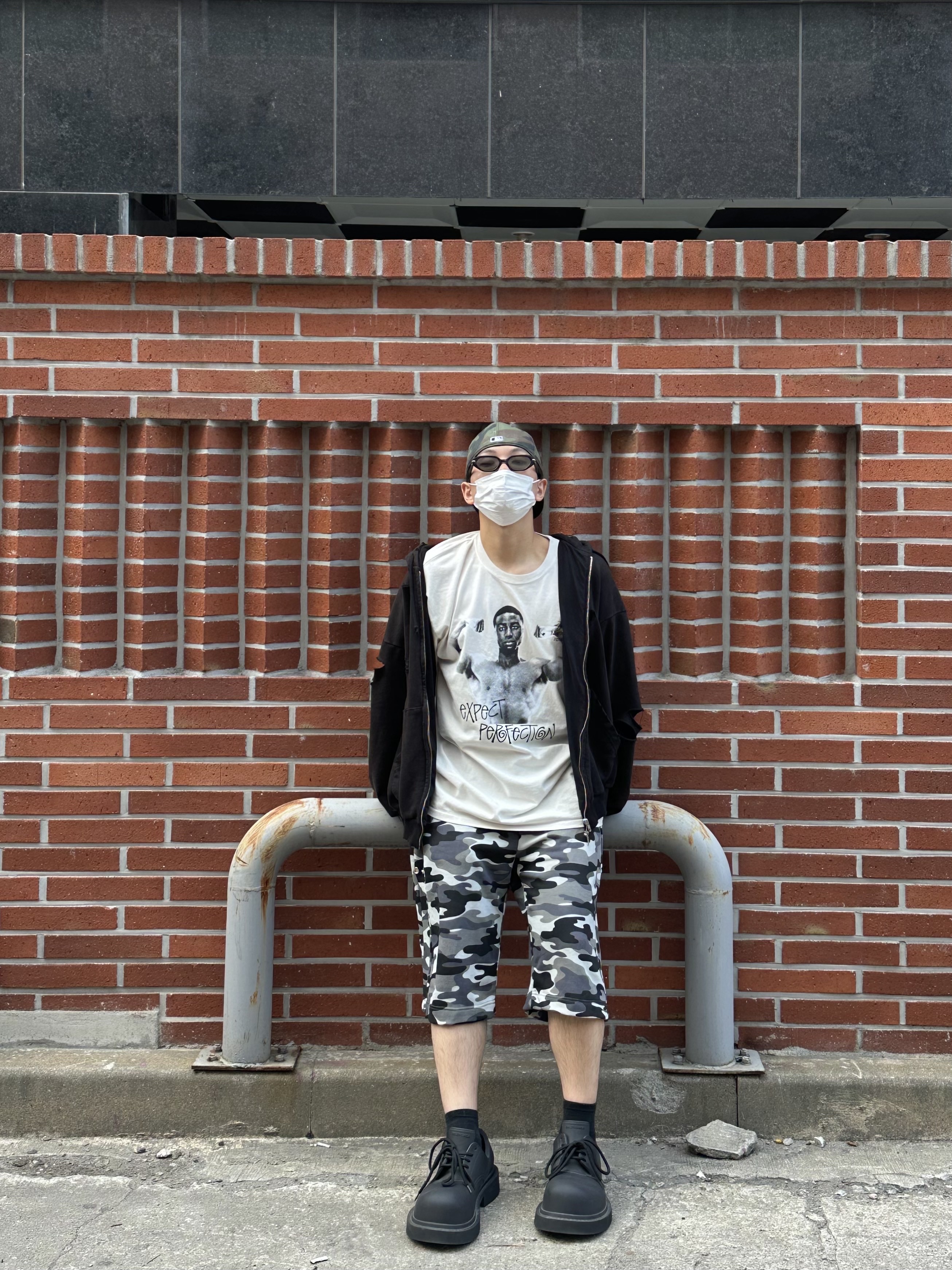 Stussy x Martine Rose Stand Firm Pigment Dyed T-Shirt Natural, Project G/R Distressed Layer Zip Hoodie Faded Black 착용 스타일 - 1