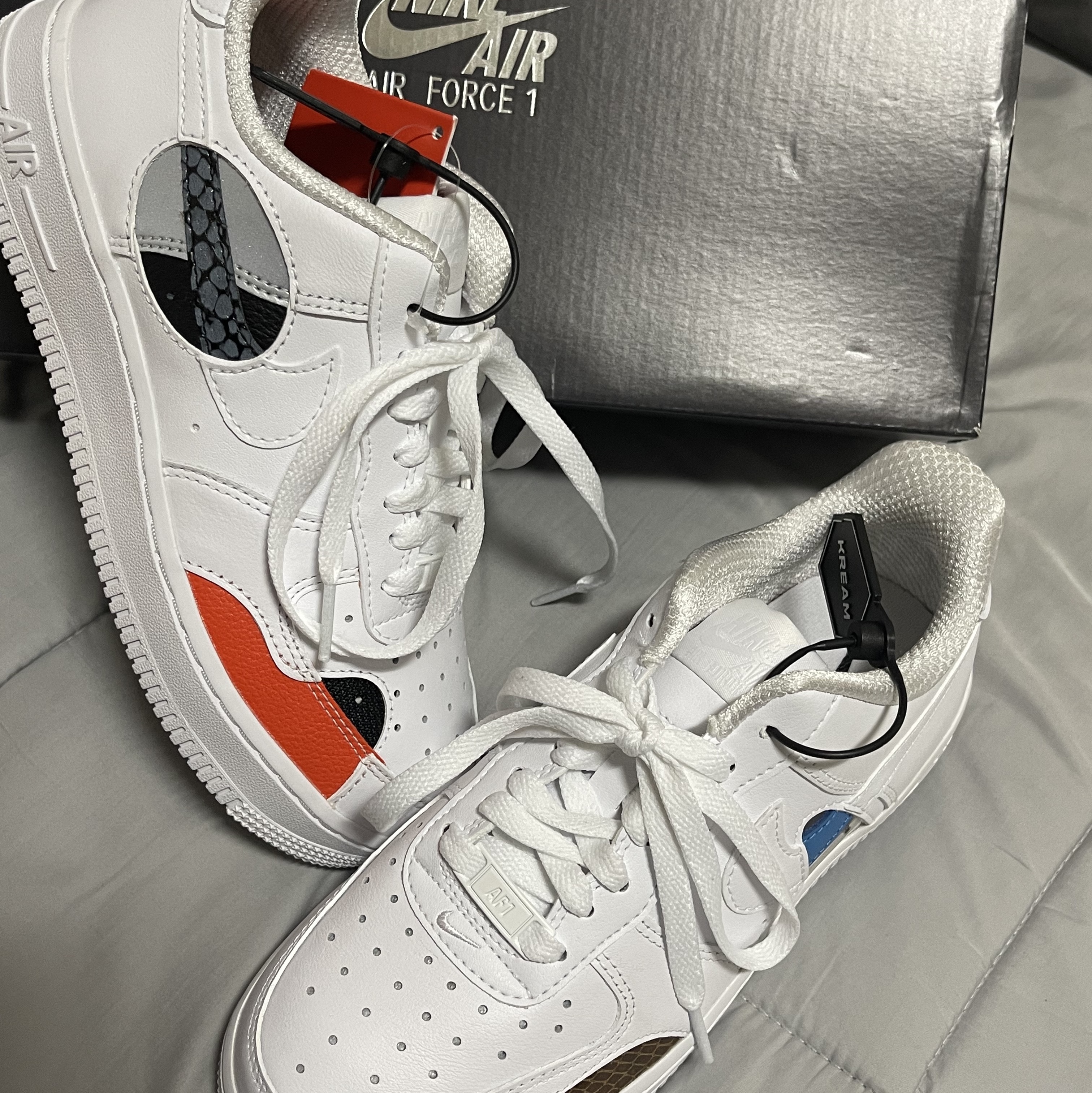 (W) Nike Air Force 1 '07 LX White and Safety Orange 착용 스타일