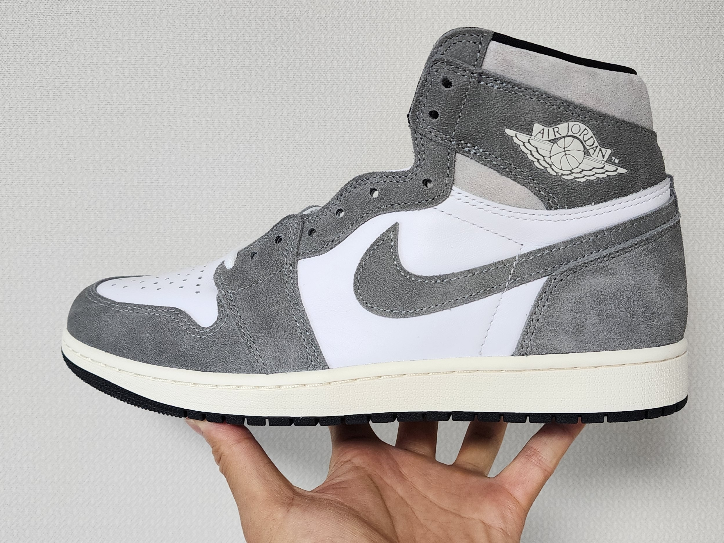 Jordan 1 Retro High OG Black and Smoke Grey 착용 스타일