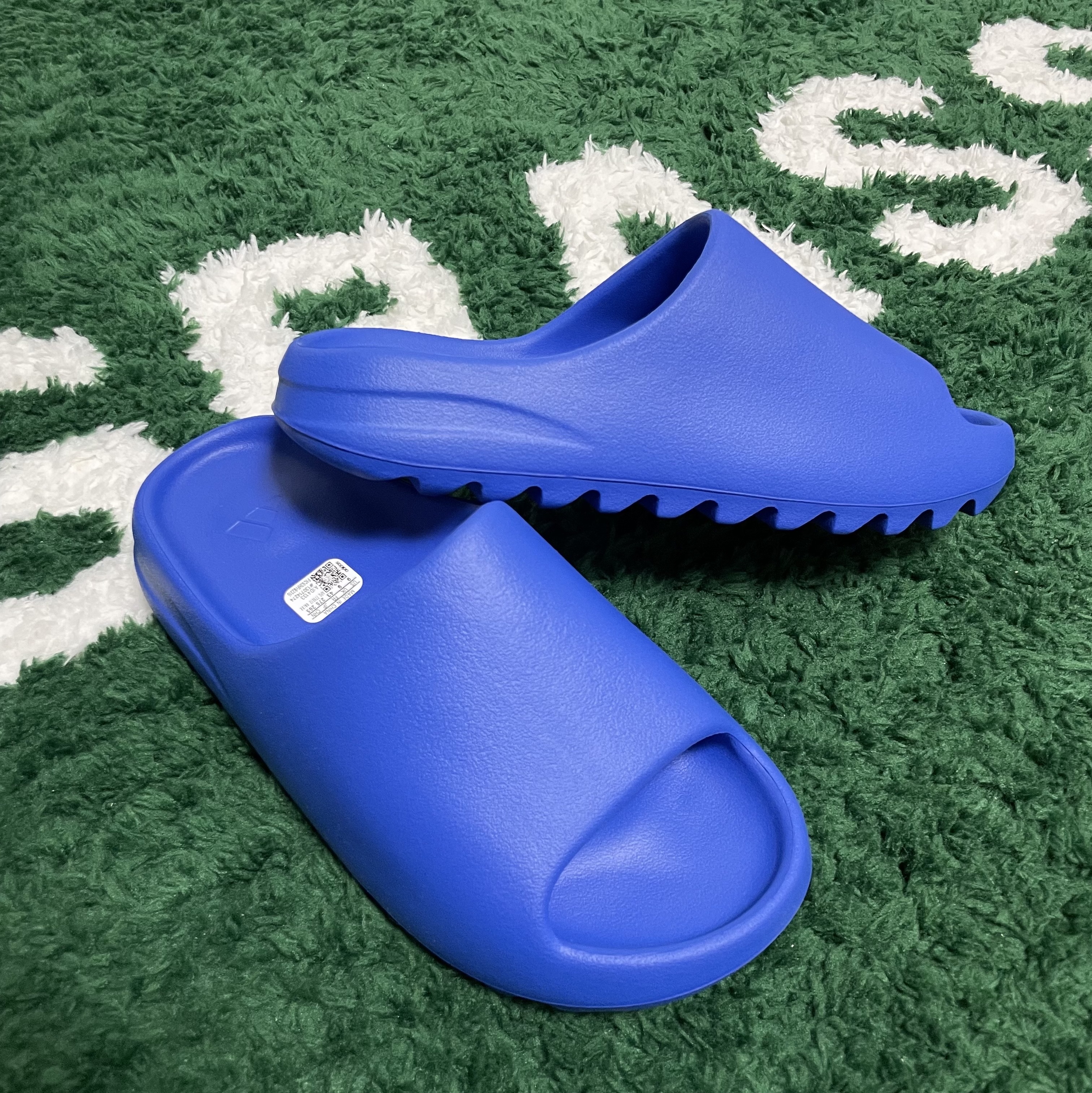 Adidas Yeezy Slide Azure 착용 스타일 - 1