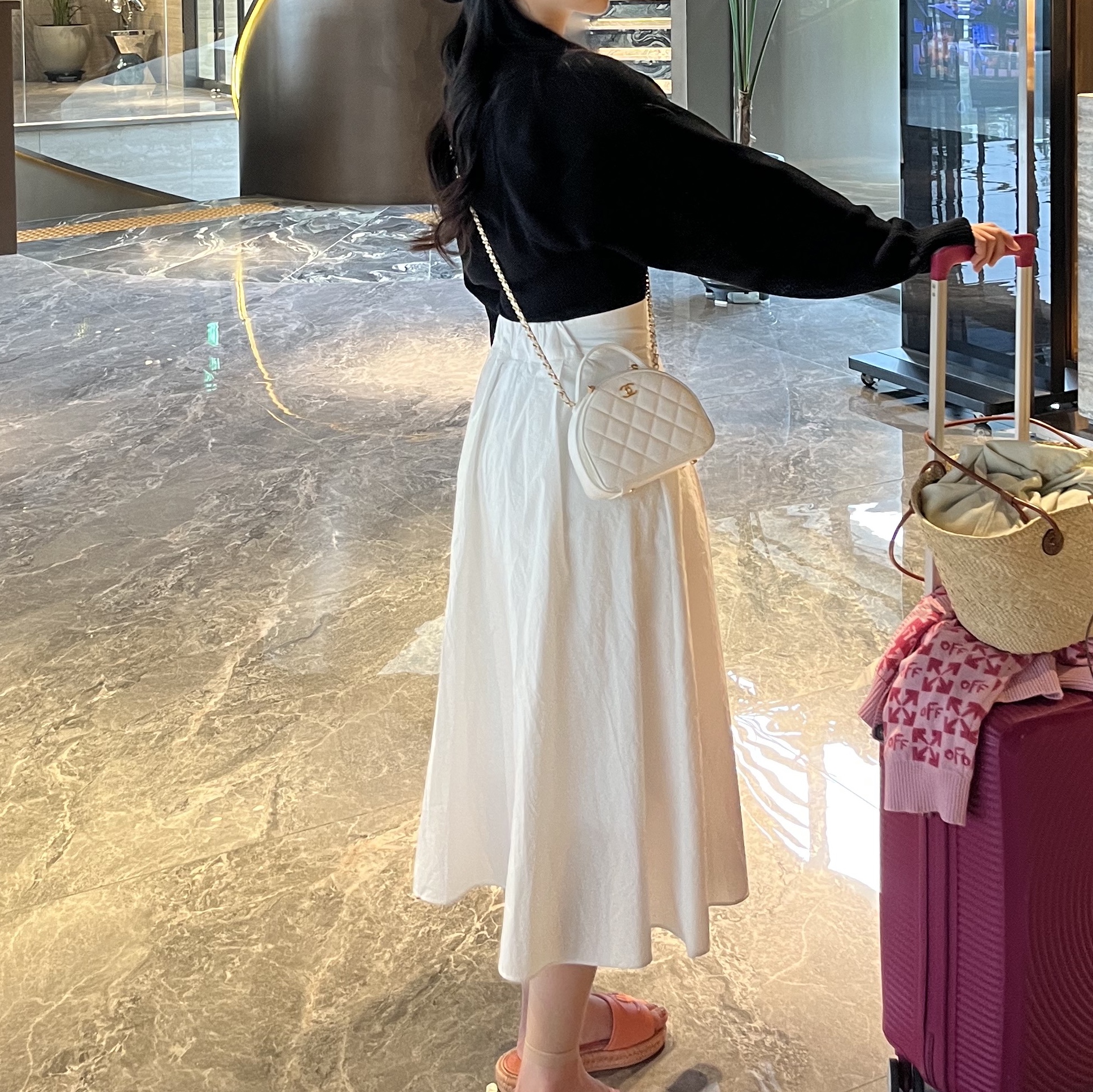 Chanel Clutch with Chain Lambskin & Gold White, Loewe Small Anagram Basket Bag in Iraca Palm and Calfskin Natural Tan 착용 스타일 - 1