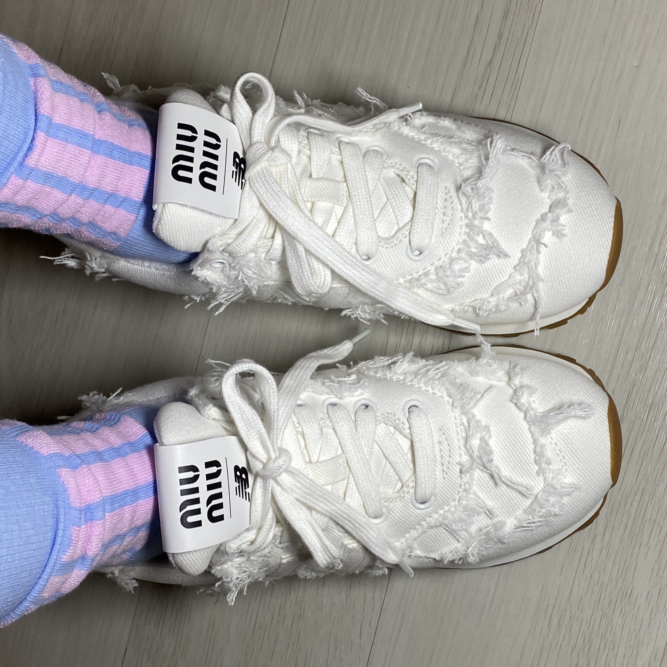 (W) New Balance x Miu Miu 574 Denim White 착용 스타일 - 2