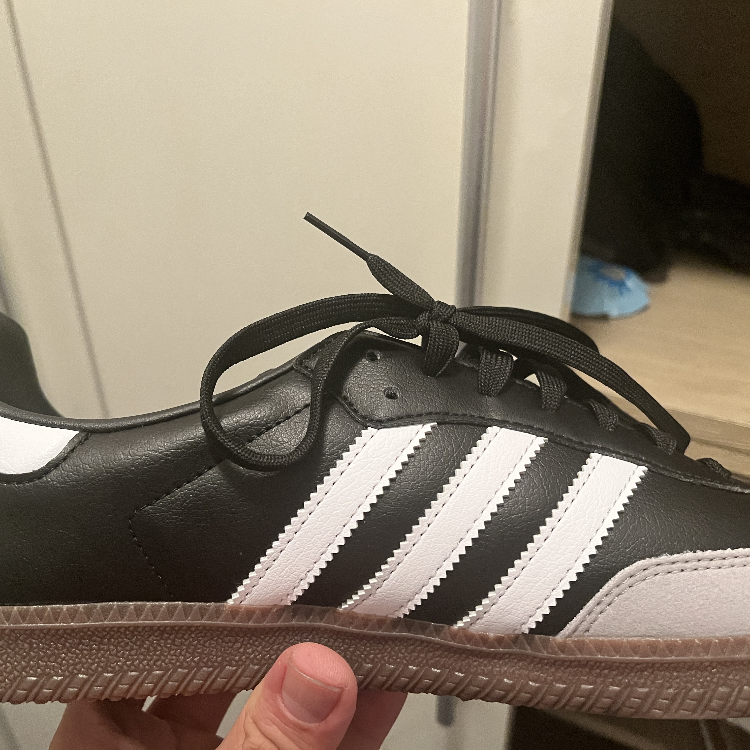 Adidas Samba Vegan Black White 착용 스타일 - 2