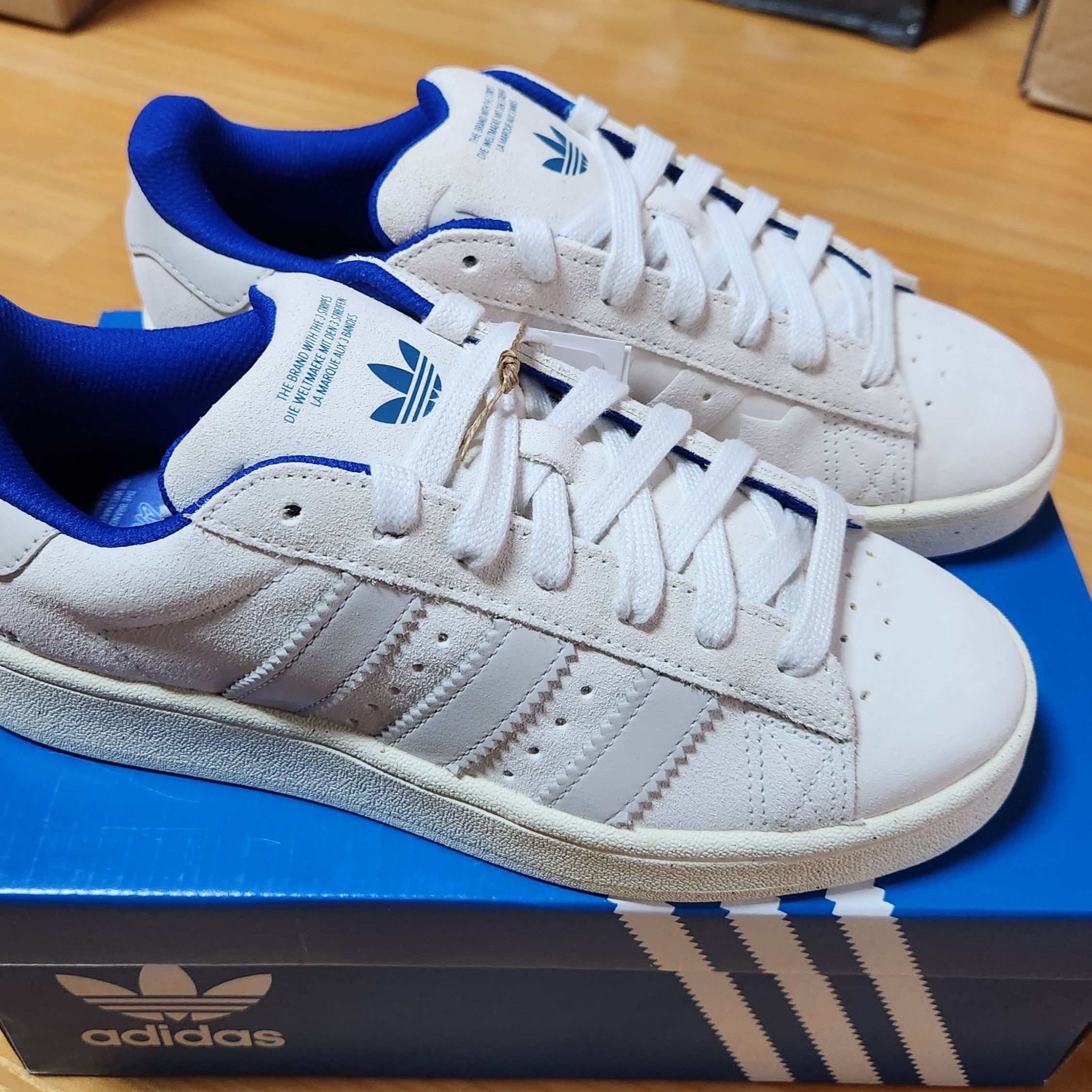 Adidas Campus 00s Core White Collegiate Royal 착용 스타일 - 3