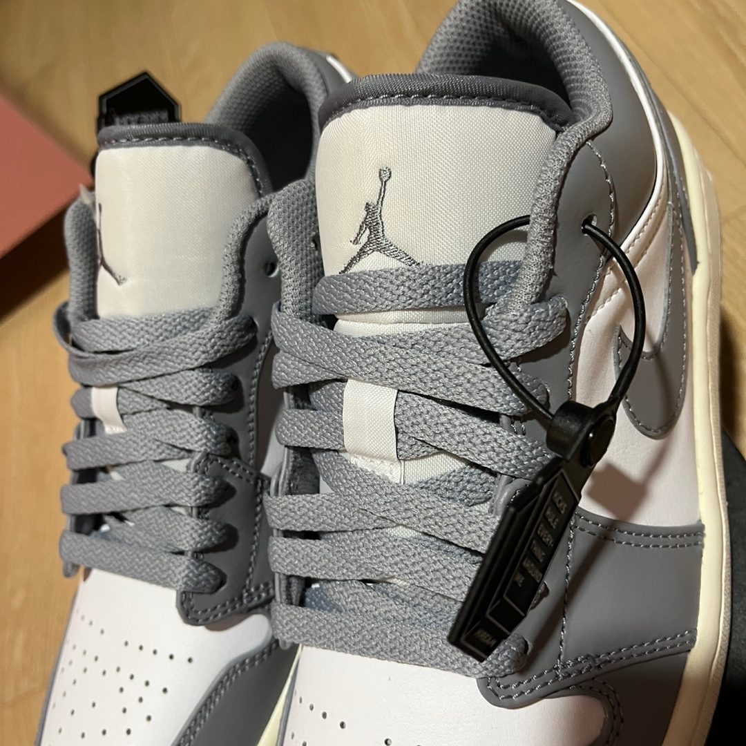 Jordan 1 Low Stealth and White 착용 스타일 - 3