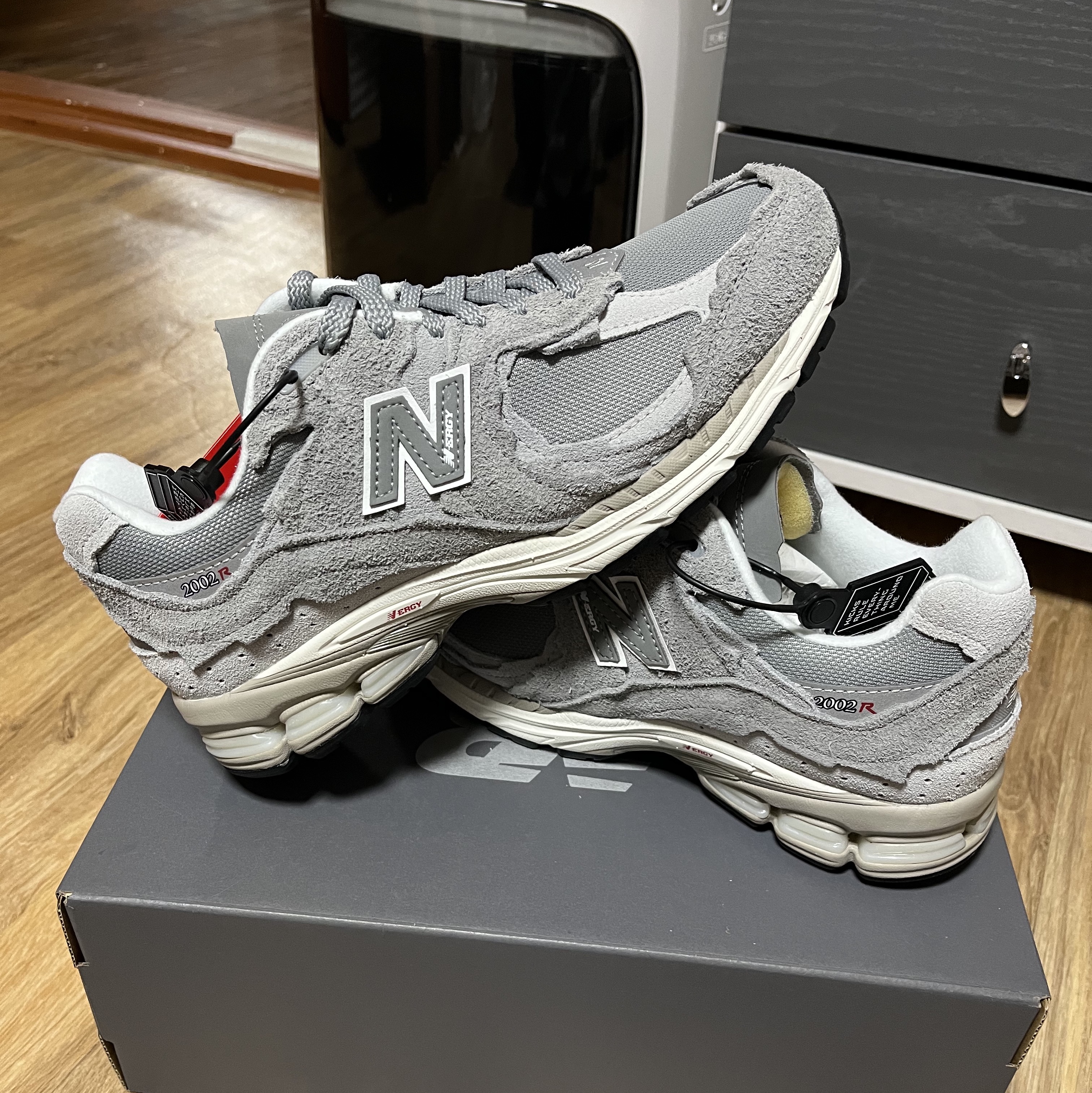 New Balance 2002R Protection Pack Grey 착용 스타일