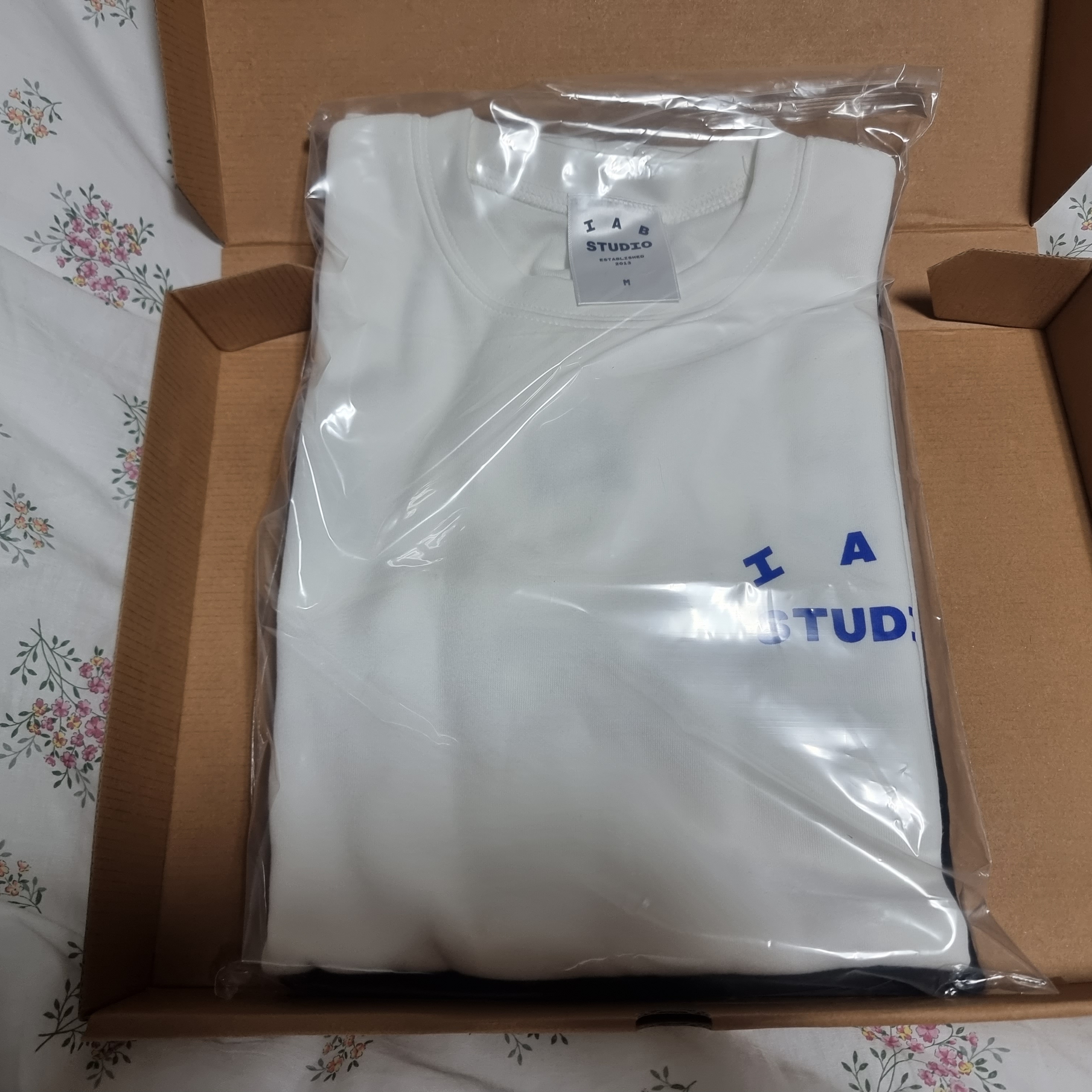 IAB Studio 10th Anniversary T-Shirts Pack White & Black (2 Pack) 착용 스타일 - 2