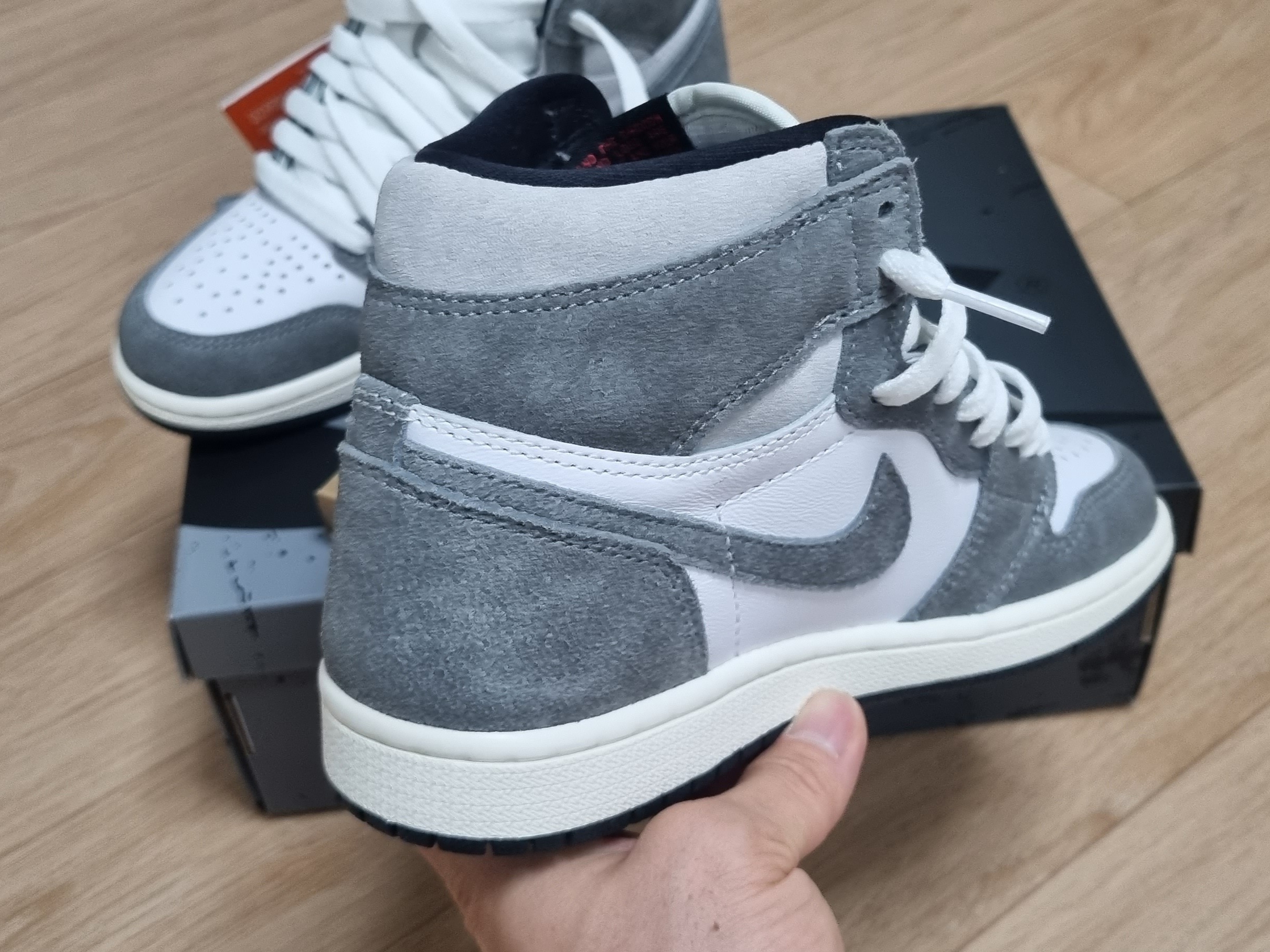 Jordan 1 Retro High OG Black and Smoke Grey 착용 스타일 - 4
