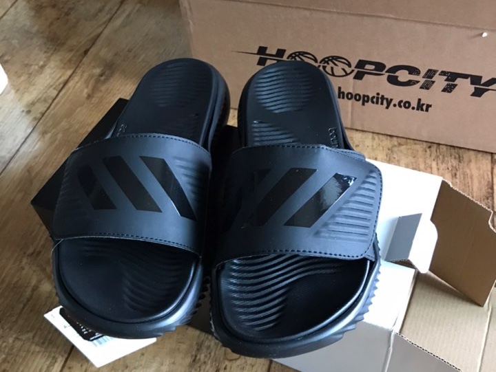Adidas Alphabounce Slide Cloud White Core Black, Adidas Alphabounce Slide Dark Blue 착용 스타일 - 2