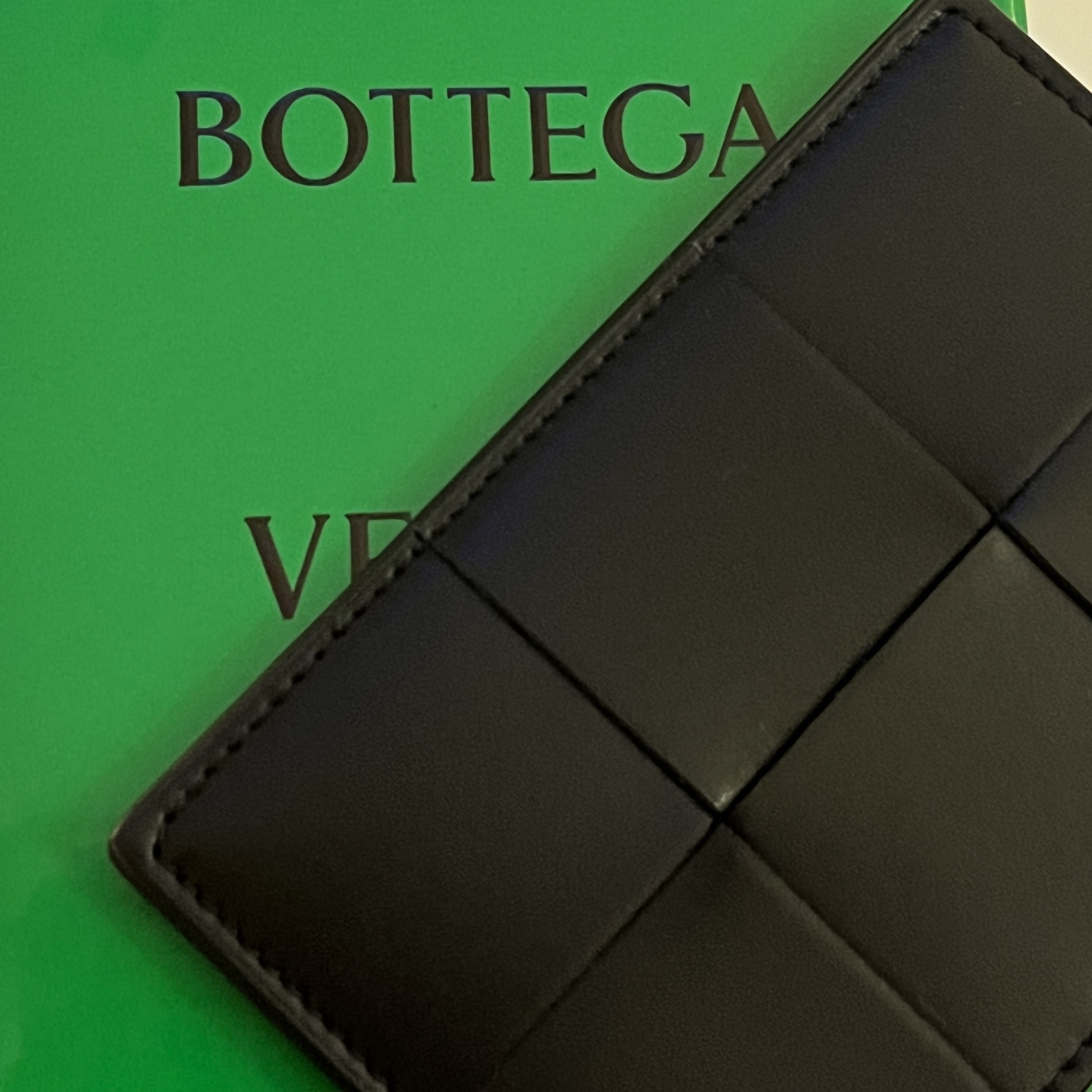 Bottega Veneta Credit Card Case Calfskin Black 착용 스타일