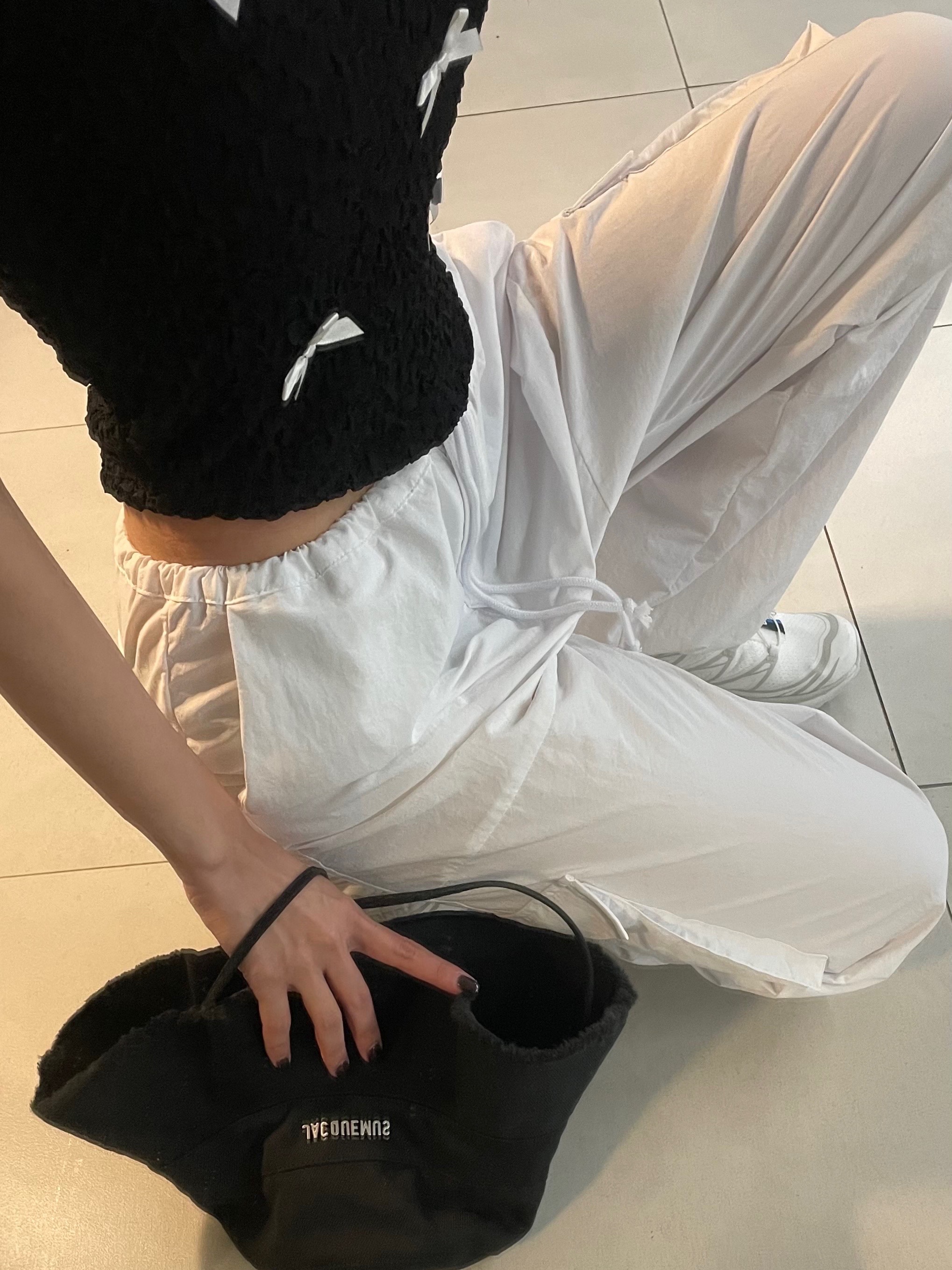 Jacquemus Le Bob Artichaut Bucket Hat Black, Salomon XT-6 ADV White 착용 스타일 - 1