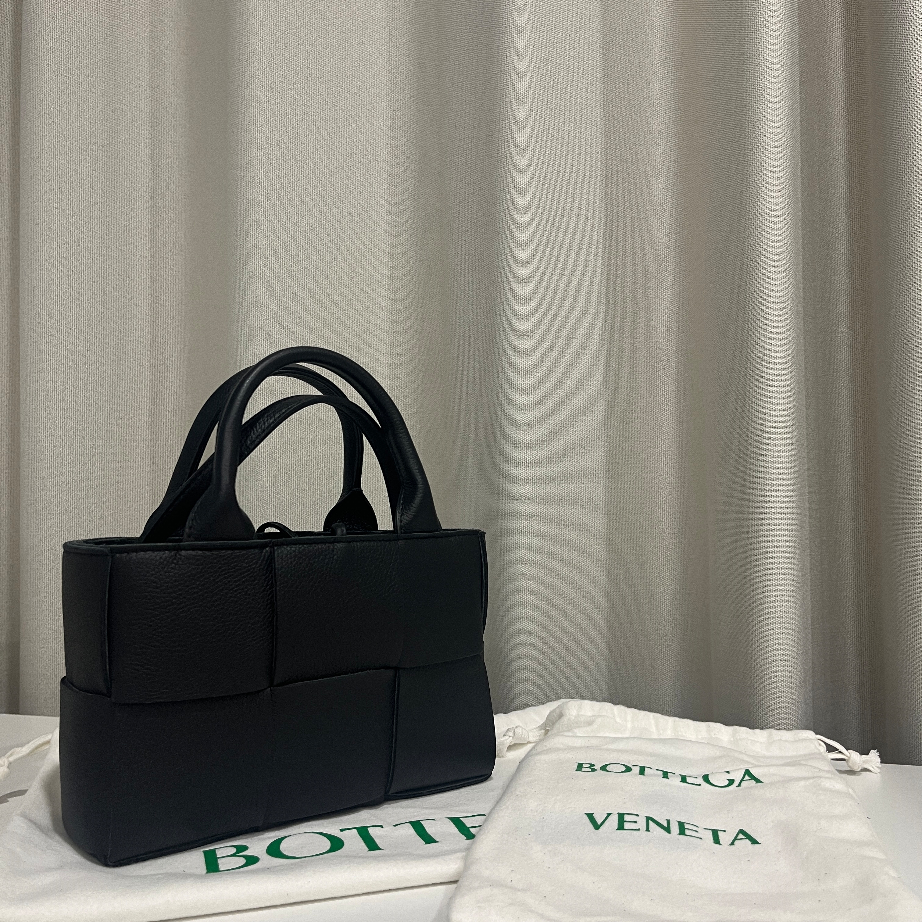 Bottega Veneta Candy Arco Tote Bag Black 착용 스타일 - 1