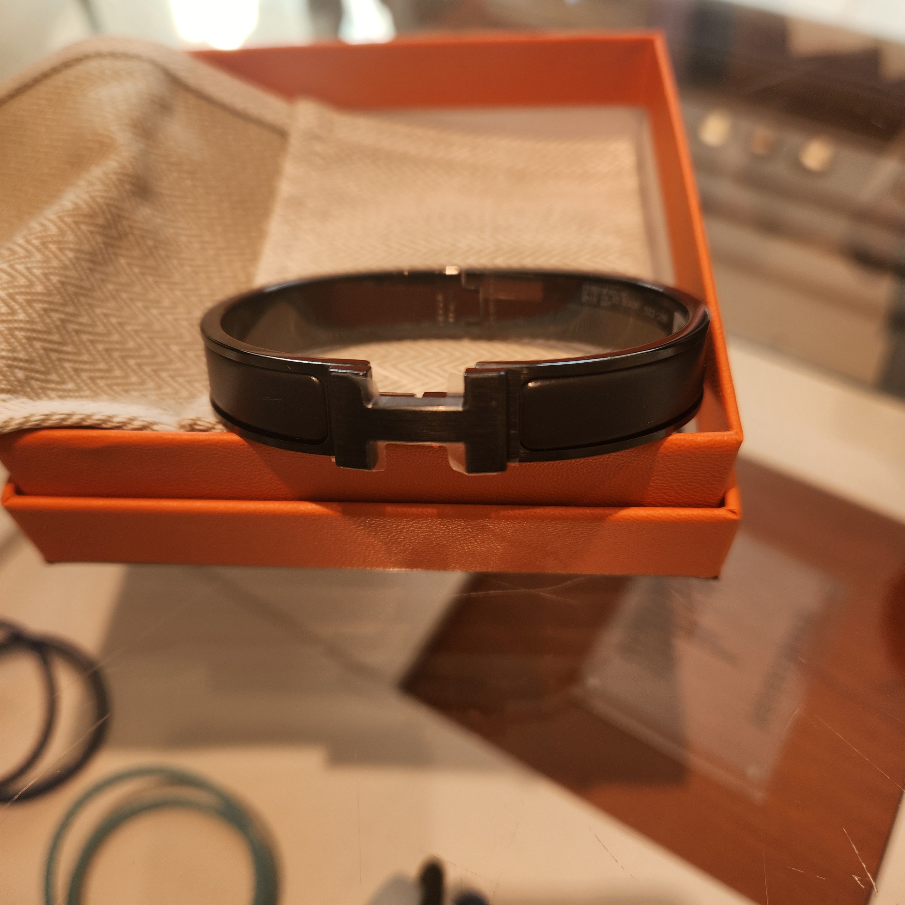 Hermes Clic HH Bracelet So Black & Noir Mat 착용 스타일