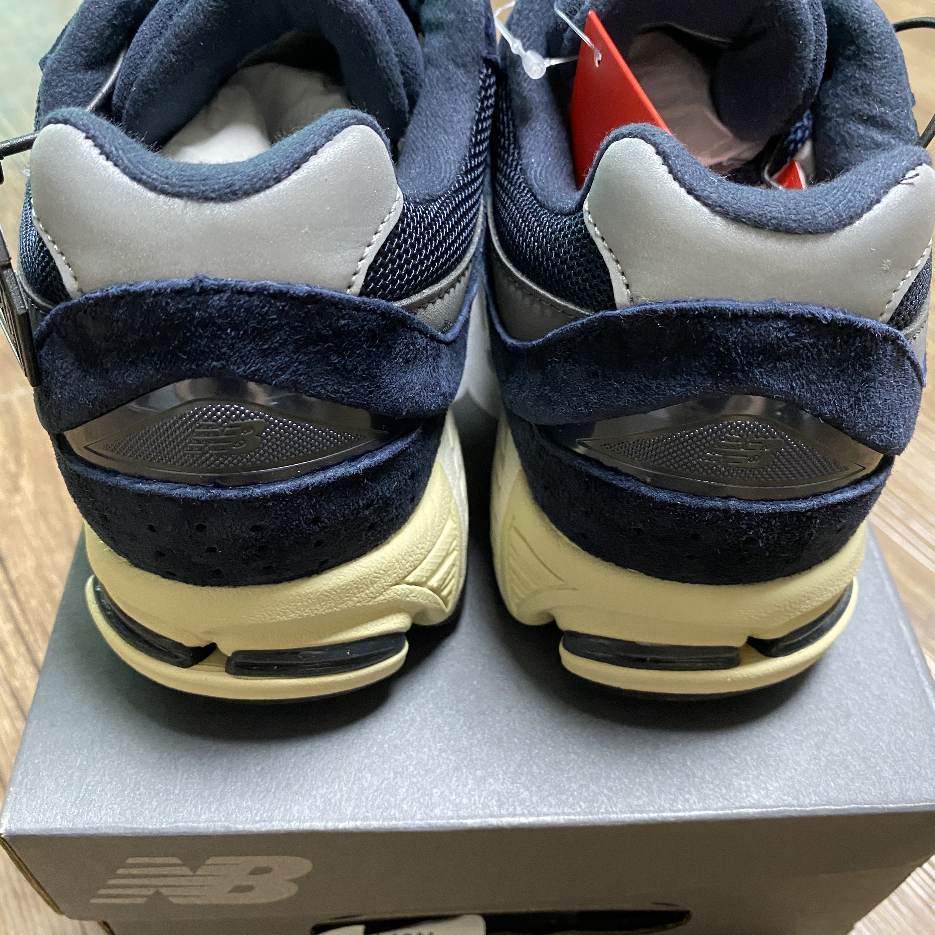 New Balance 2002R Eclipse Castlerock 착용 스타일 - 2