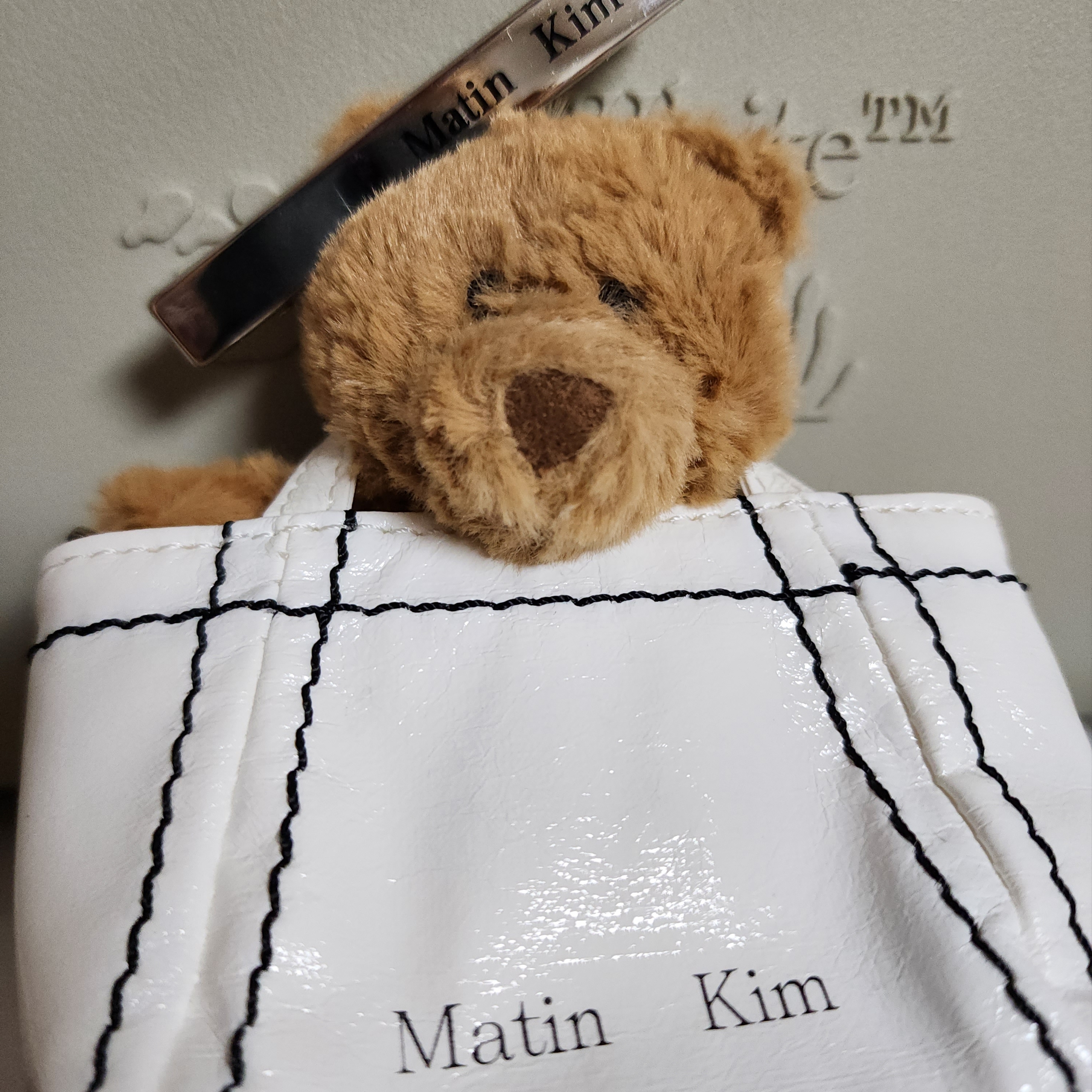 Jellycat Bartholomew Bear Bag Charm Brown 착용 스타일 - 2
