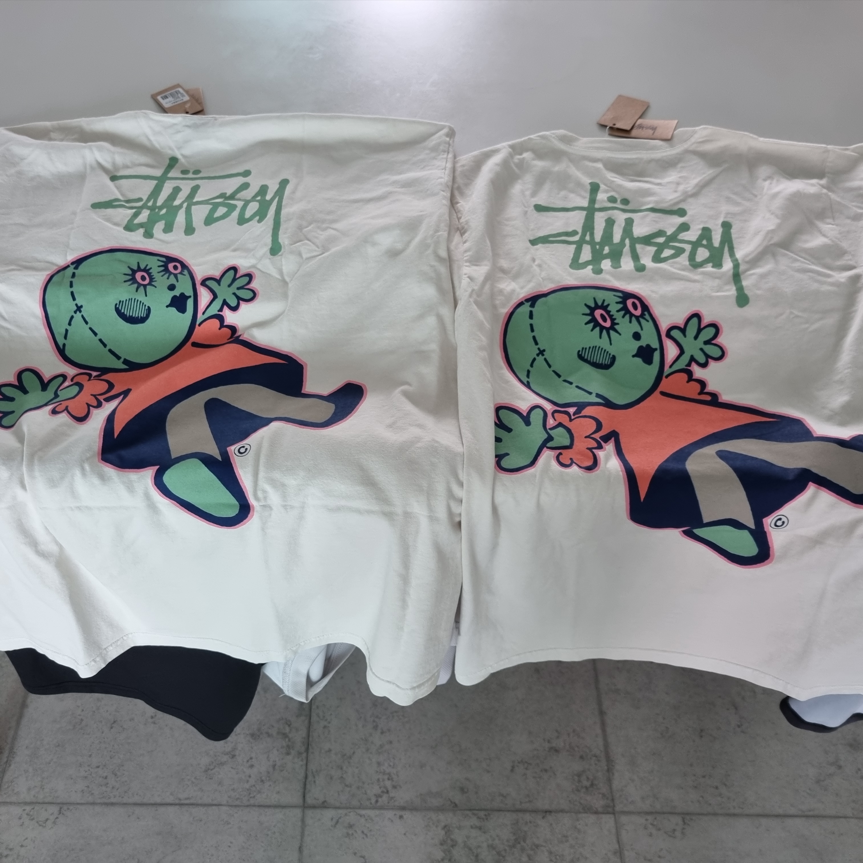 Stussy Dollie Pigment Dyed T-Shirt Natural 착용 스타일 - 3