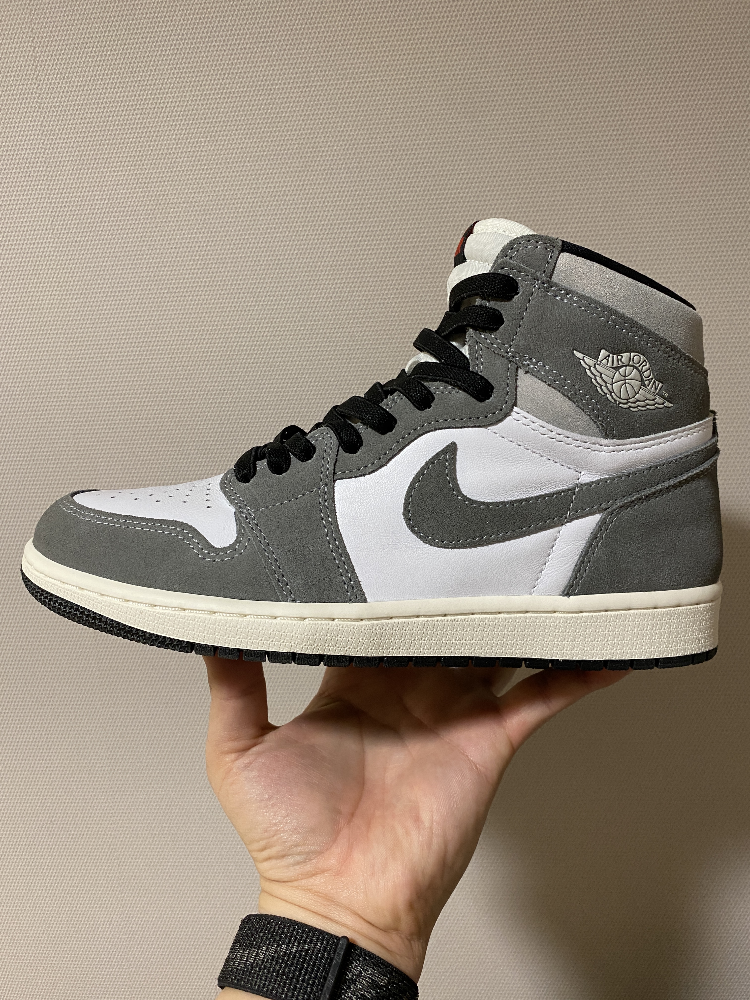 Jordan 1 Retro High OG Black and Smoke Grey 착용 스타일 - 3