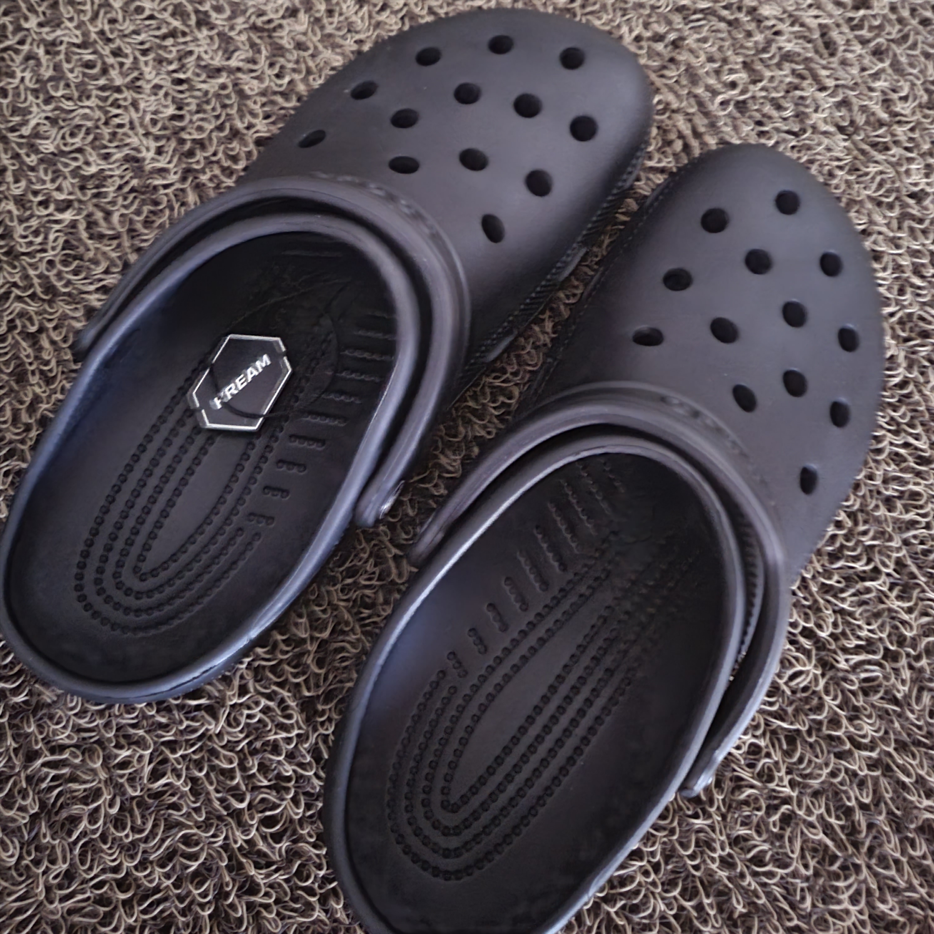 Crocs Classic Clog Black 착용 스타일