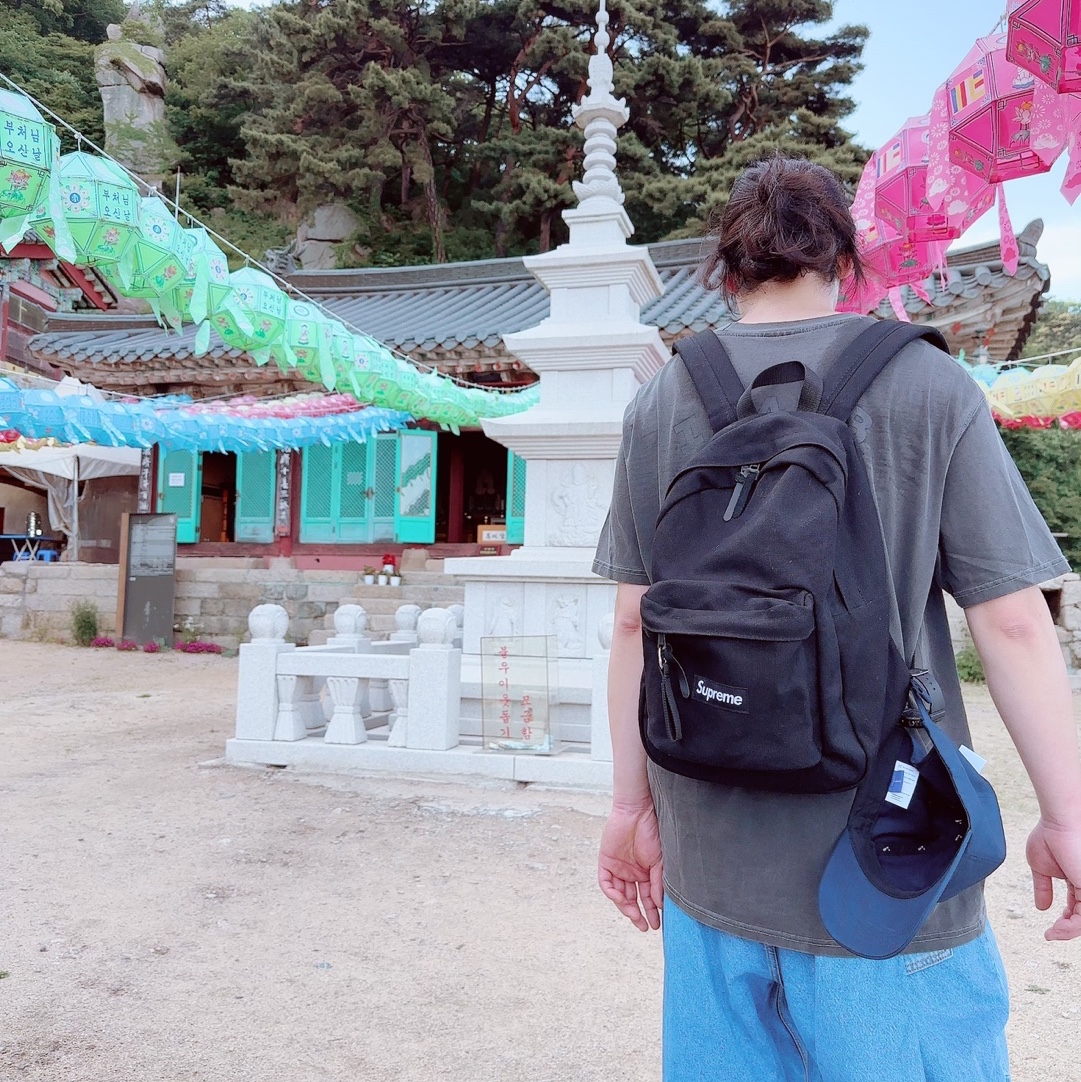 슈프림 캔버스 백팩 블랙, 아더에러 스탠딕 로고 캡 네이비 착용 스타일 - 2