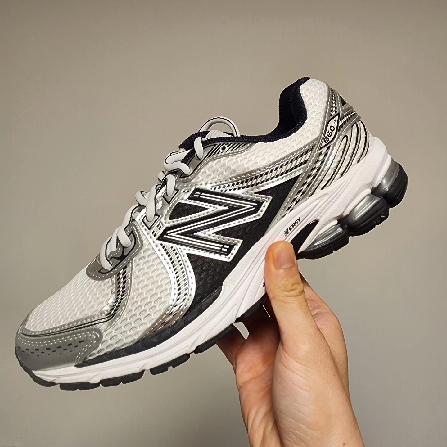 New Balance 860v2 White Black 착용 스타일 - 1
