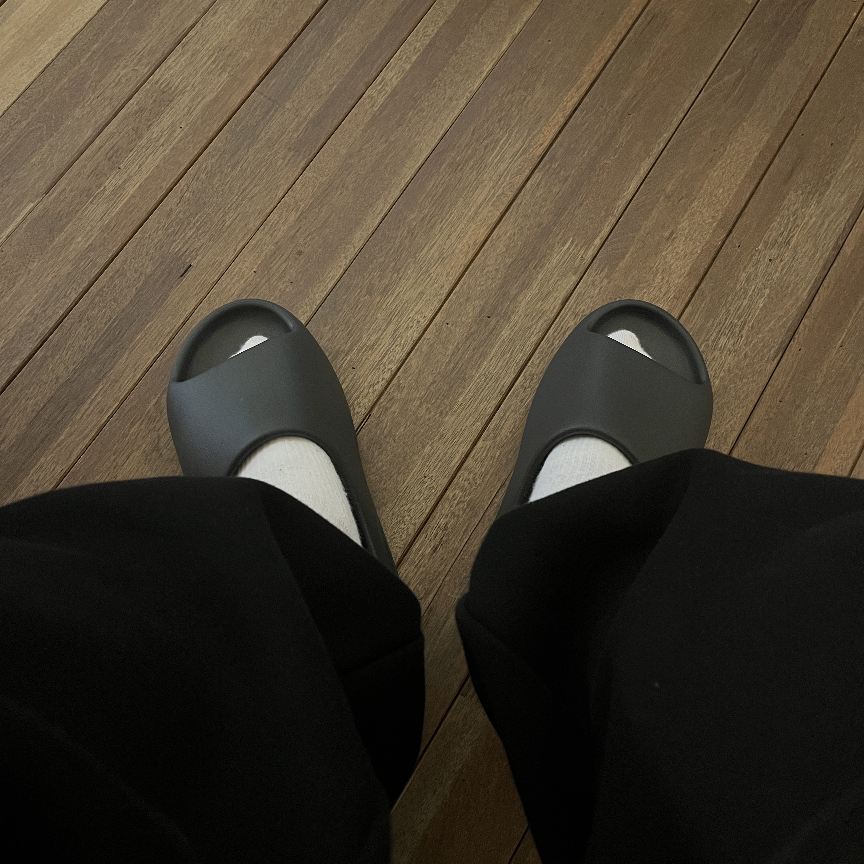 Adidas Yeezy Slide Onyx 착용 스타일 - 1