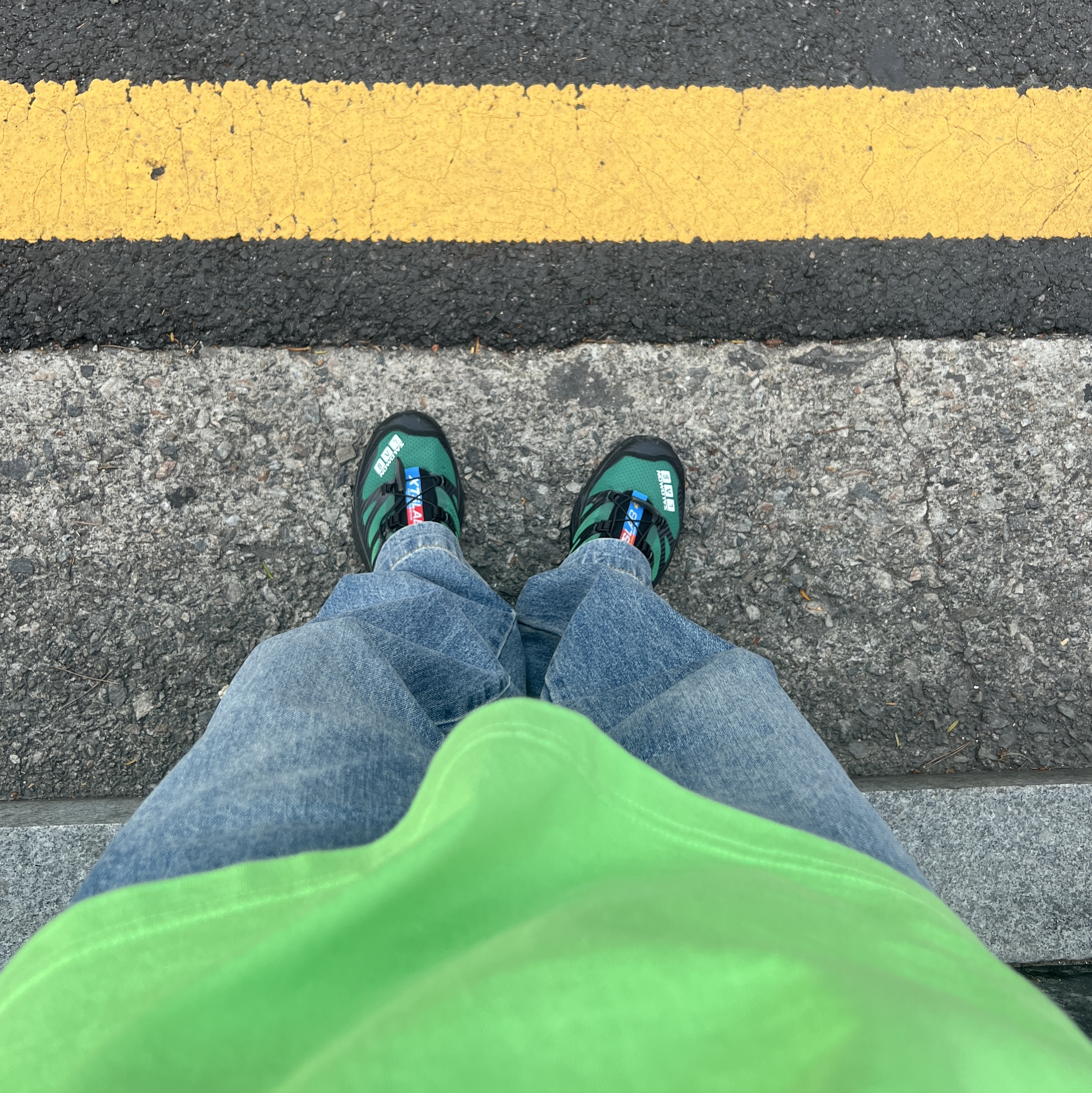 Salomon XT-4 Eden Bright Lime Green 착용 스타일